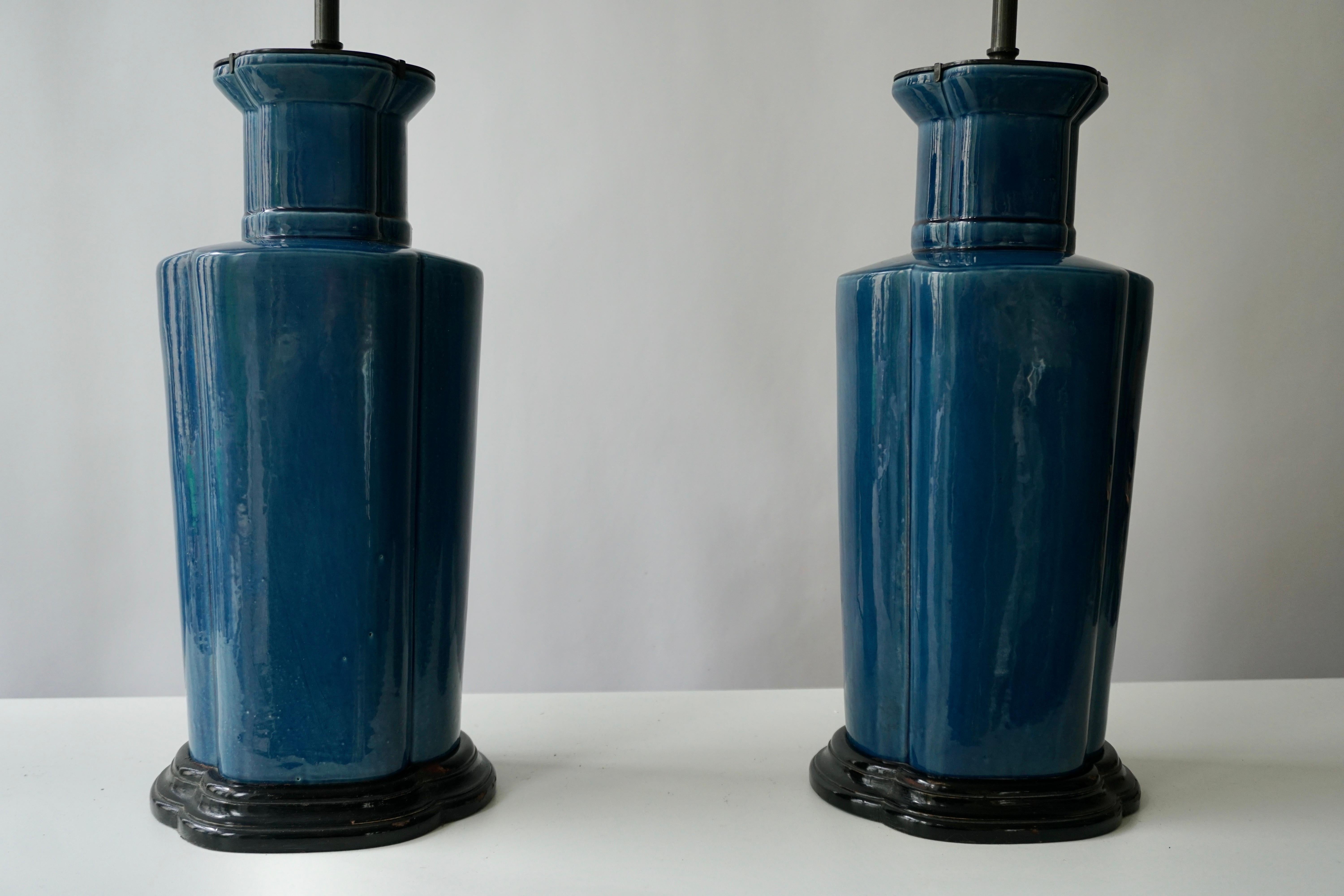 Pair of Chinese Porcelain Table Lamps For Sale 3