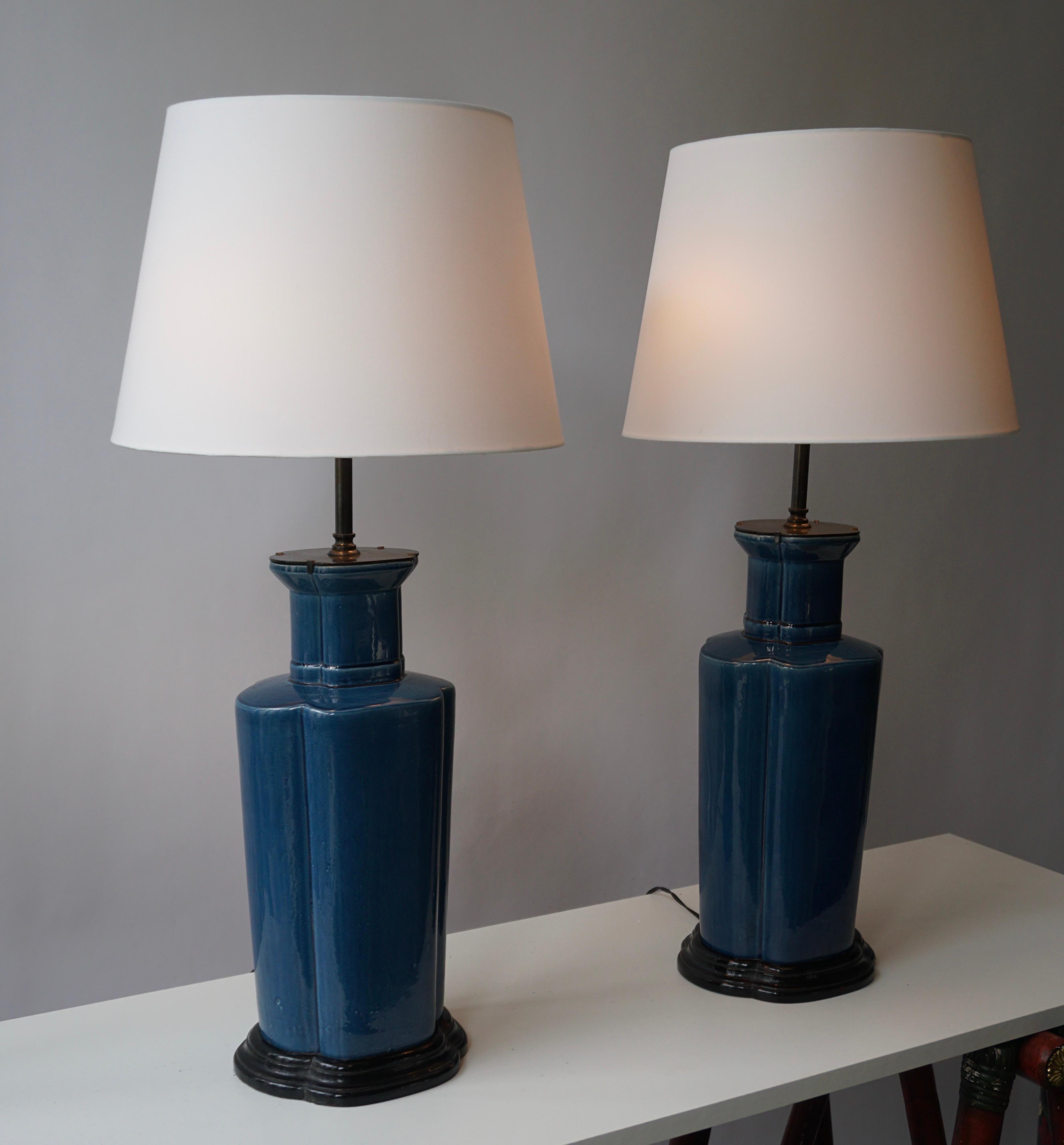 Two table lamps. 

Height base 39 cm. Width 17 cm. Depth 16 cm.
Total height 70 cm.

Diameter shade 33 cm.

Shades shown are for demonstration purposes only.