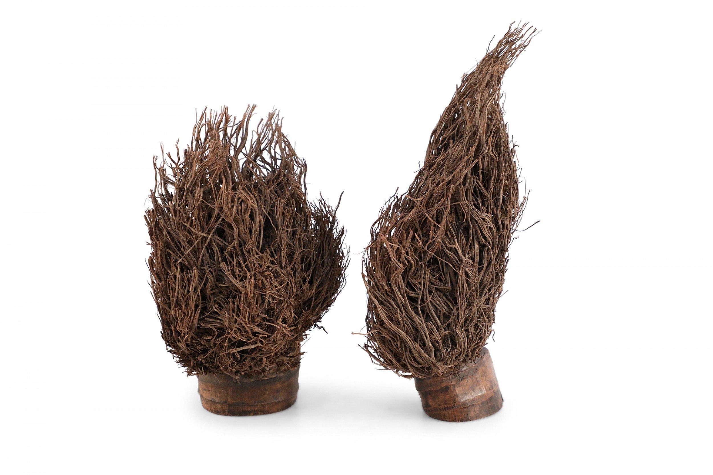 Coppia di sculture simili di pavone cinese ricavate da radici di bambù, utilizzando la sezione principale della radice per il corpo e i 