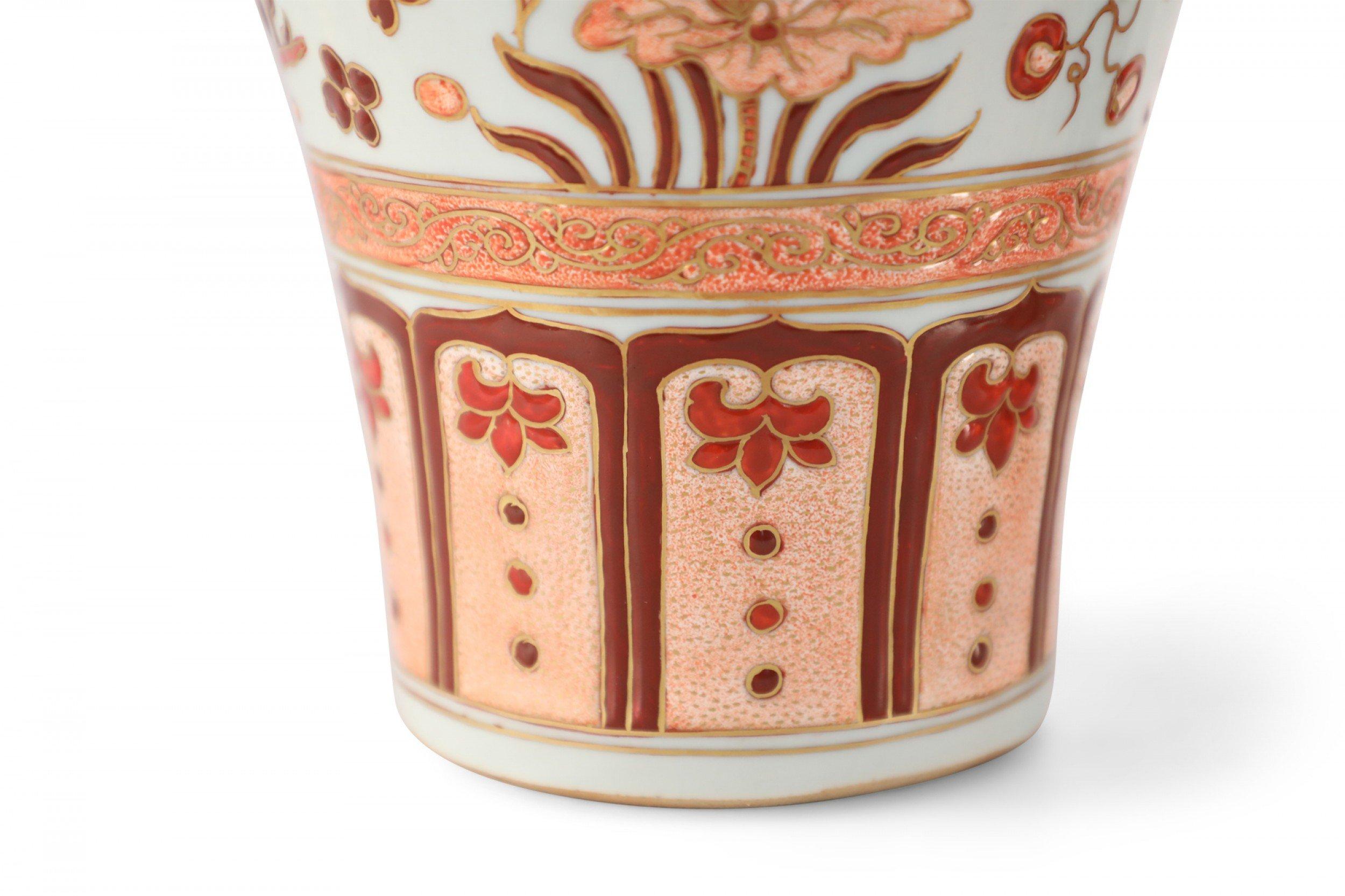 COPPIA di vasi cinesi in porcellana beige in stile Ming/Jiajing con forme Ming Ming decorate a motivi di pesci e fiori arancioni e bande a motivi geometrici intorno alla parte superiore e alla base, con dettagli in oro (marchio sulla spalla del