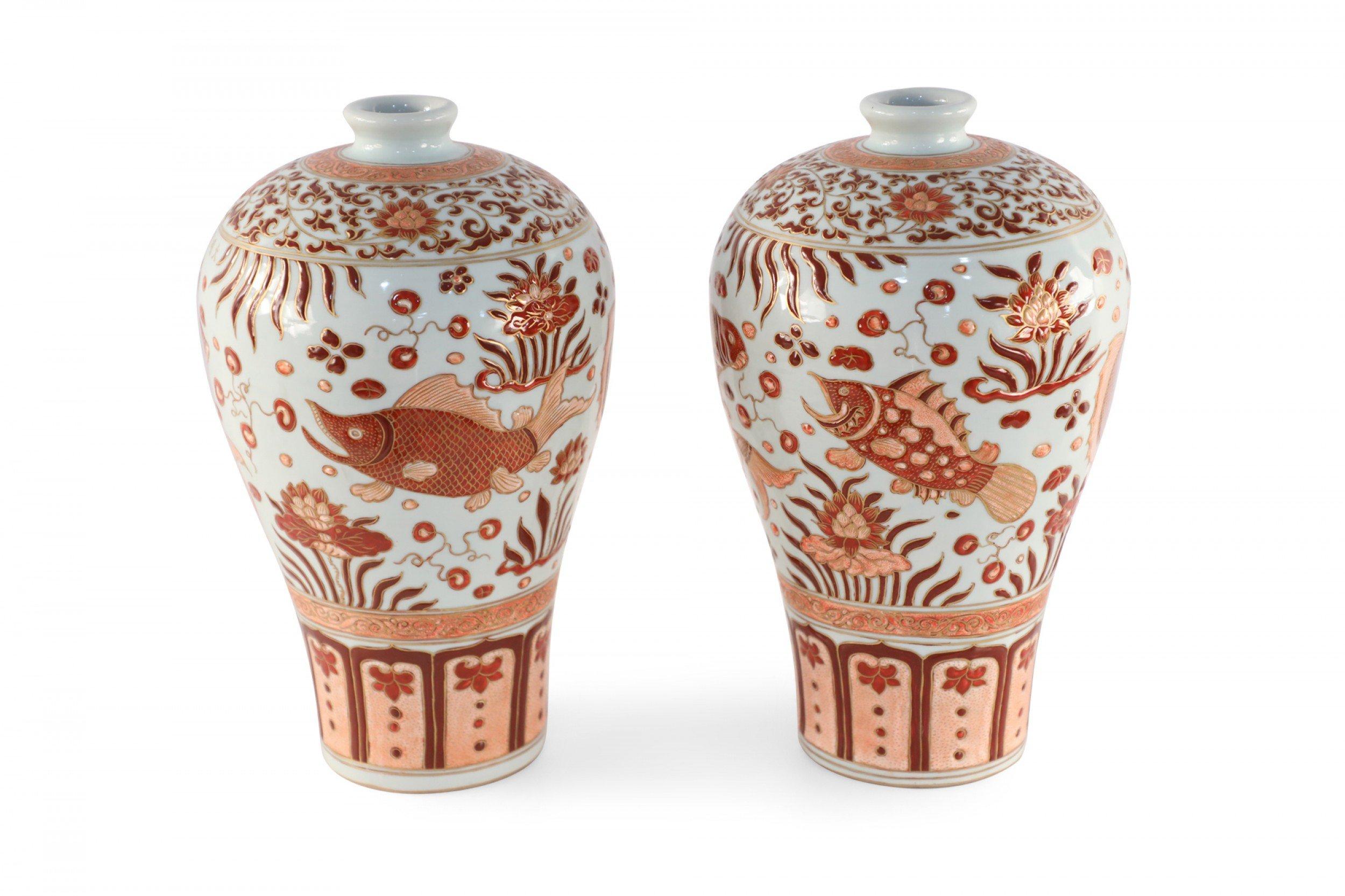 Ming Coppia di vasi cinesi in porcellana Meiping beige e arancione con Fish Design in vendita