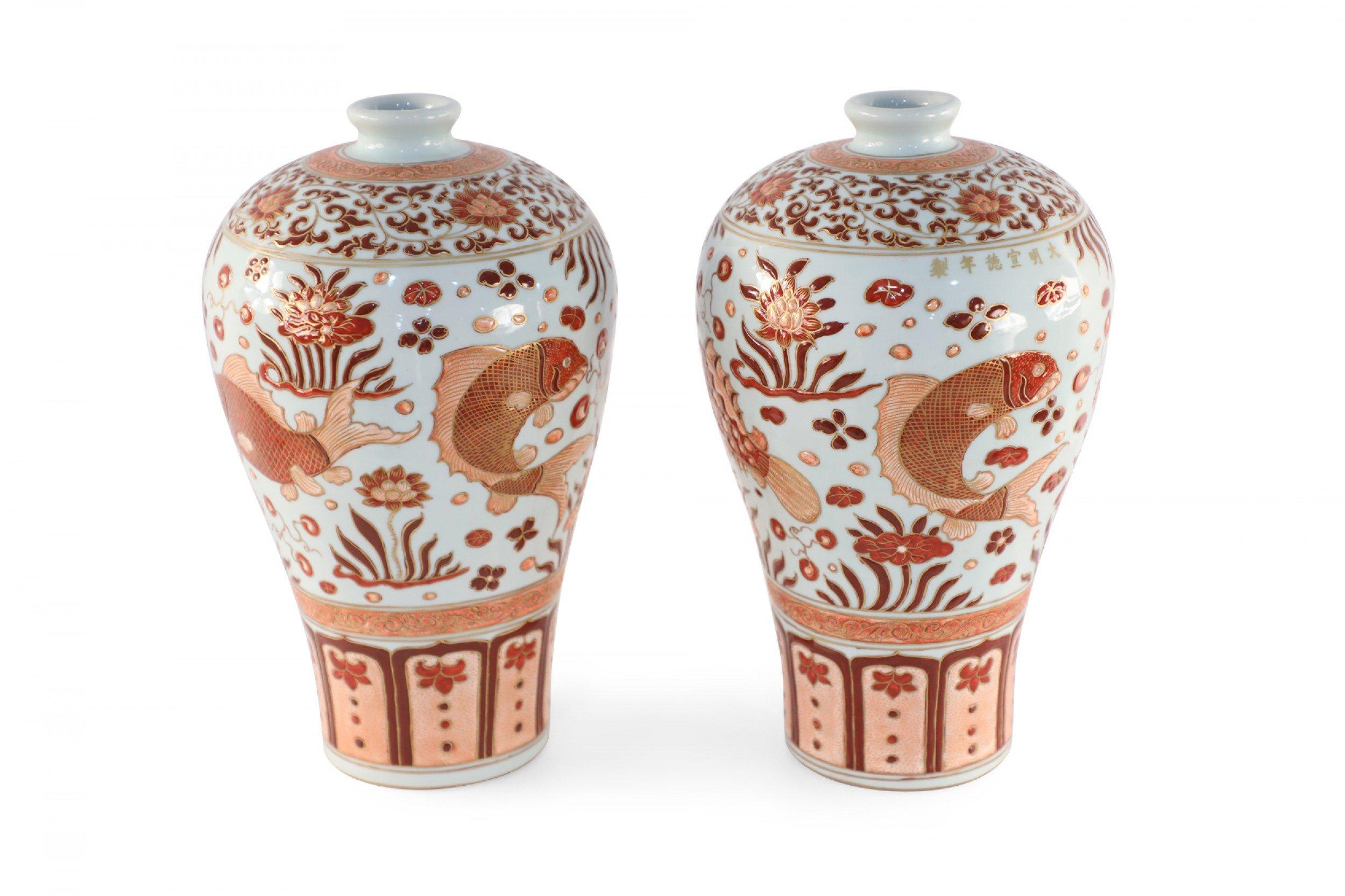 Pair of Chinese Beige and Orange Fish Design Meiping Porcelain Vases In Good Condition In New York, NY