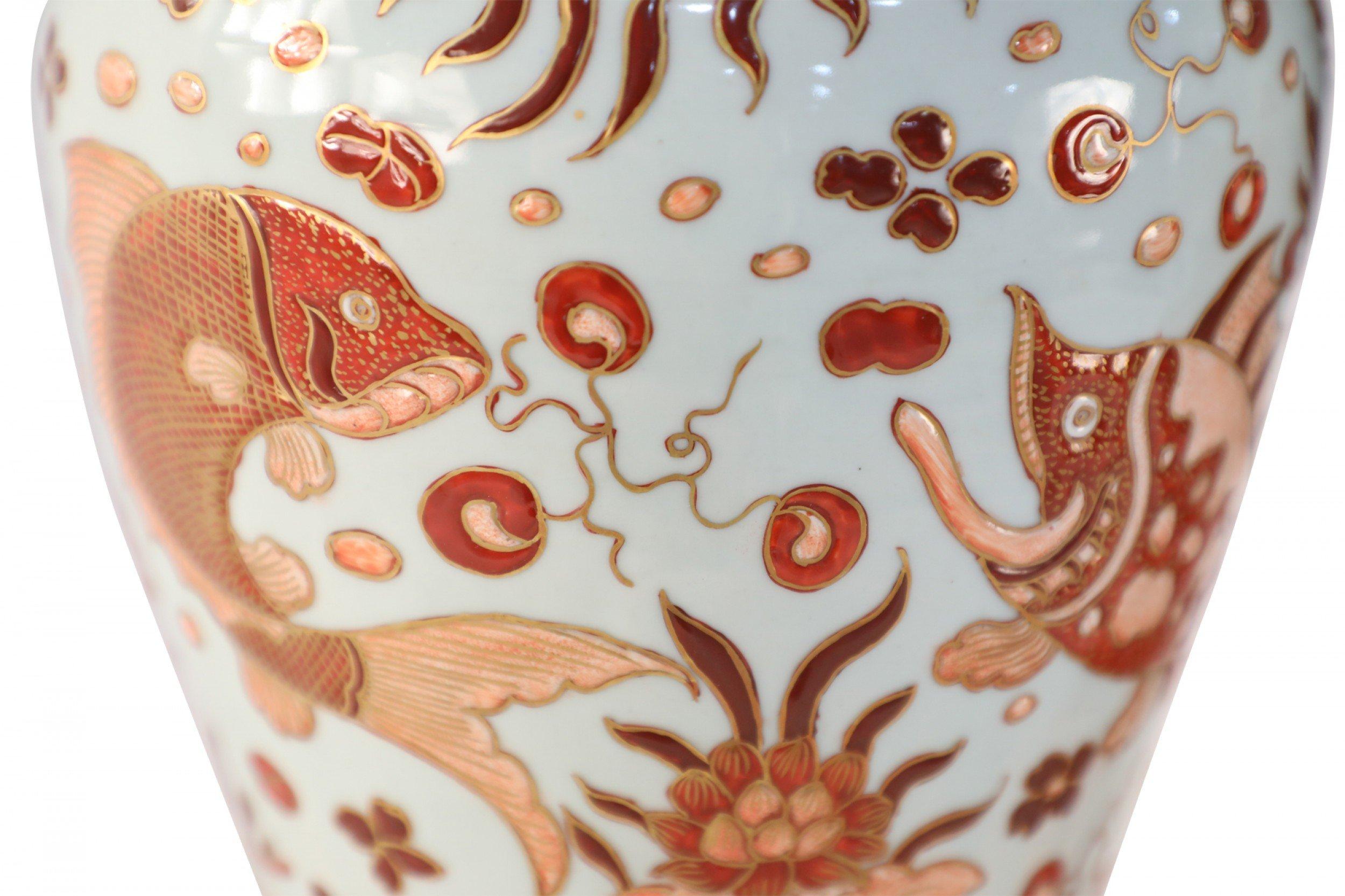 Fatto a mano Coppia di vasi cinesi in porcellana Meiping beige e arancione con Fish Design in vendita