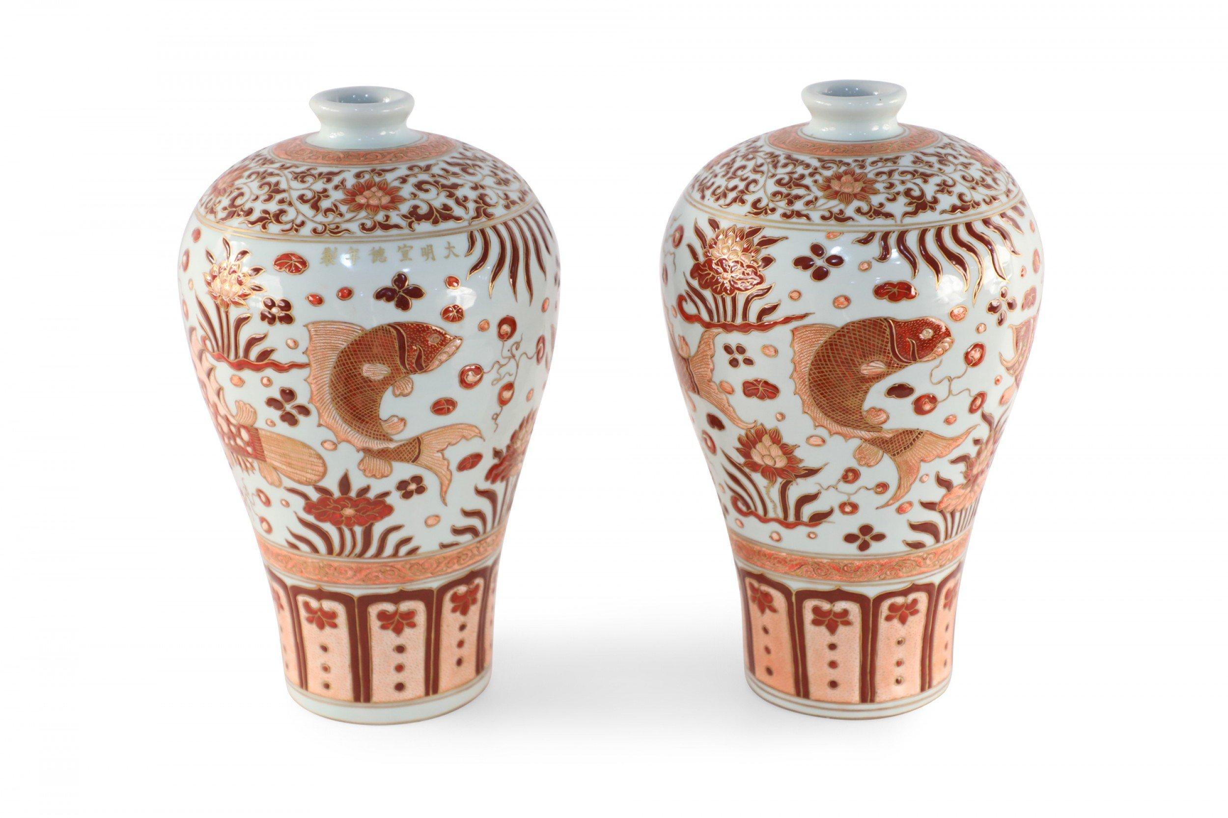 Porcellana Coppia di vasi cinesi in porcellana Meiping beige e arancione con Fish Design in vendita