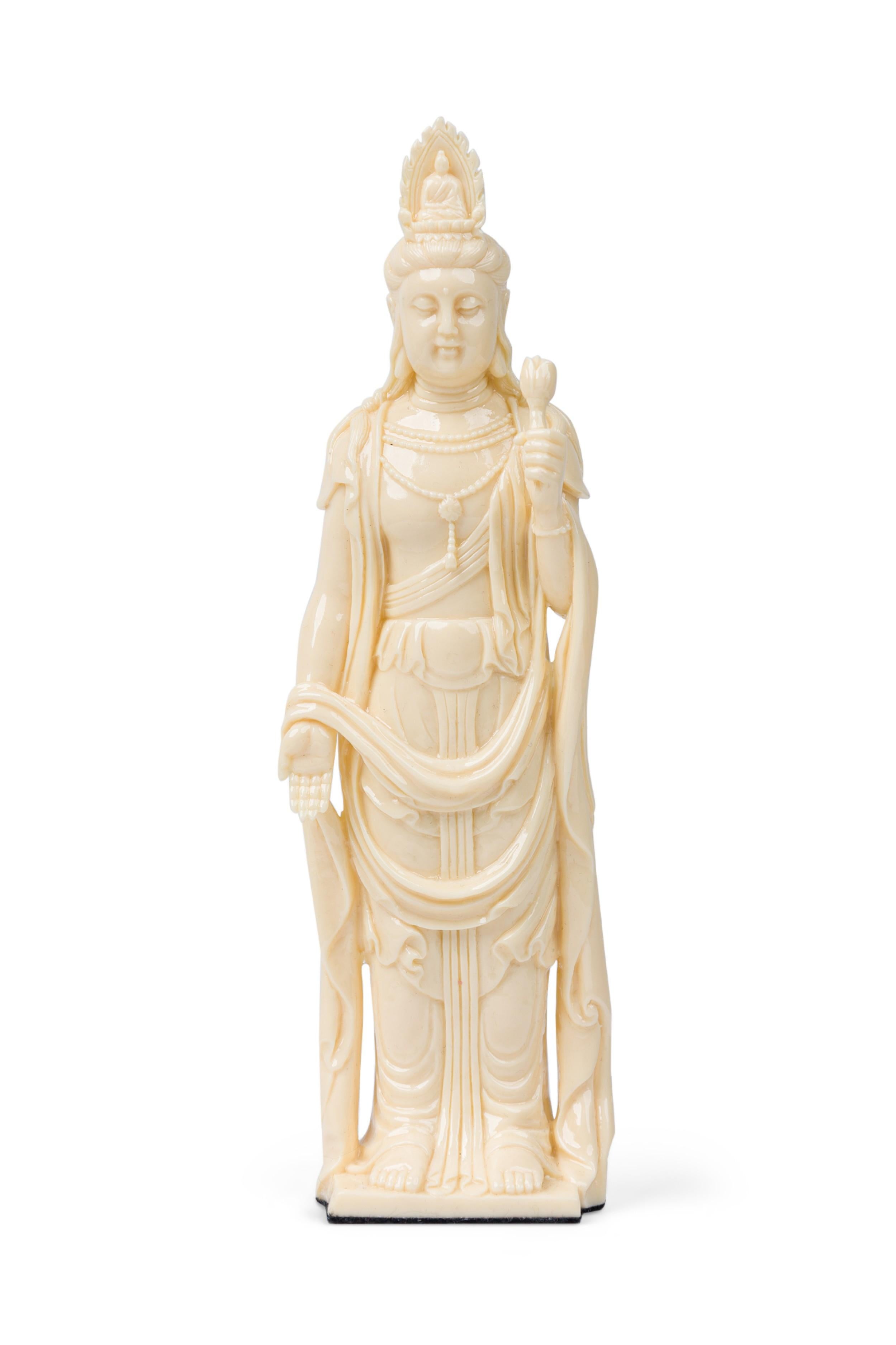 Pair of Chinese Beige Kwanyin Figurines in vendita 3