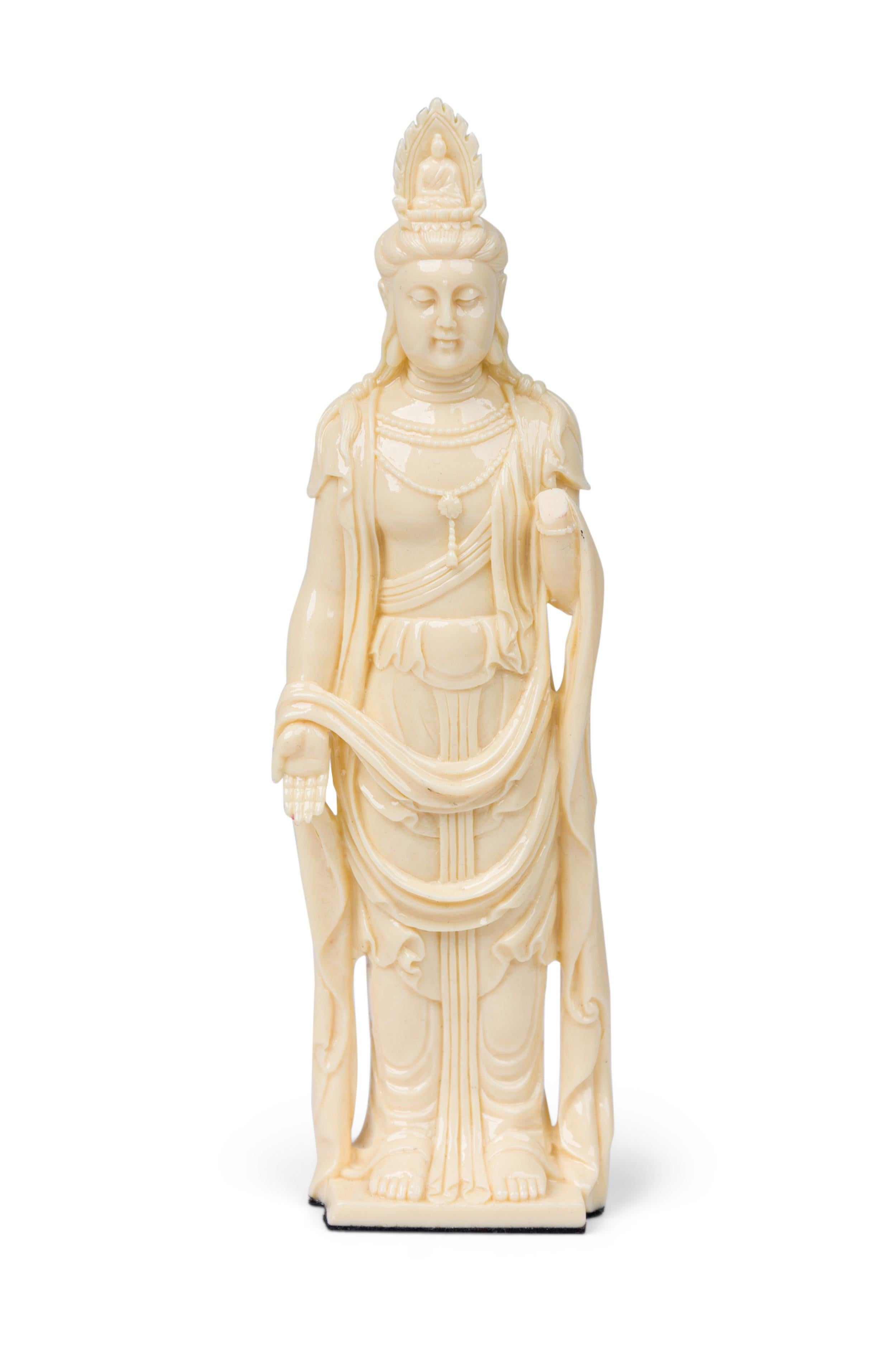 COPPIA di statuette simili cinesi in plastica beige, con veste e perline, raffiguranti la dea buddista con il braccio sinistro sollevato, che afferra un loto, e il braccio destro rilassato con il palmo aperto. (PREZZO IN COPPIA)

Mano sinistra rotta