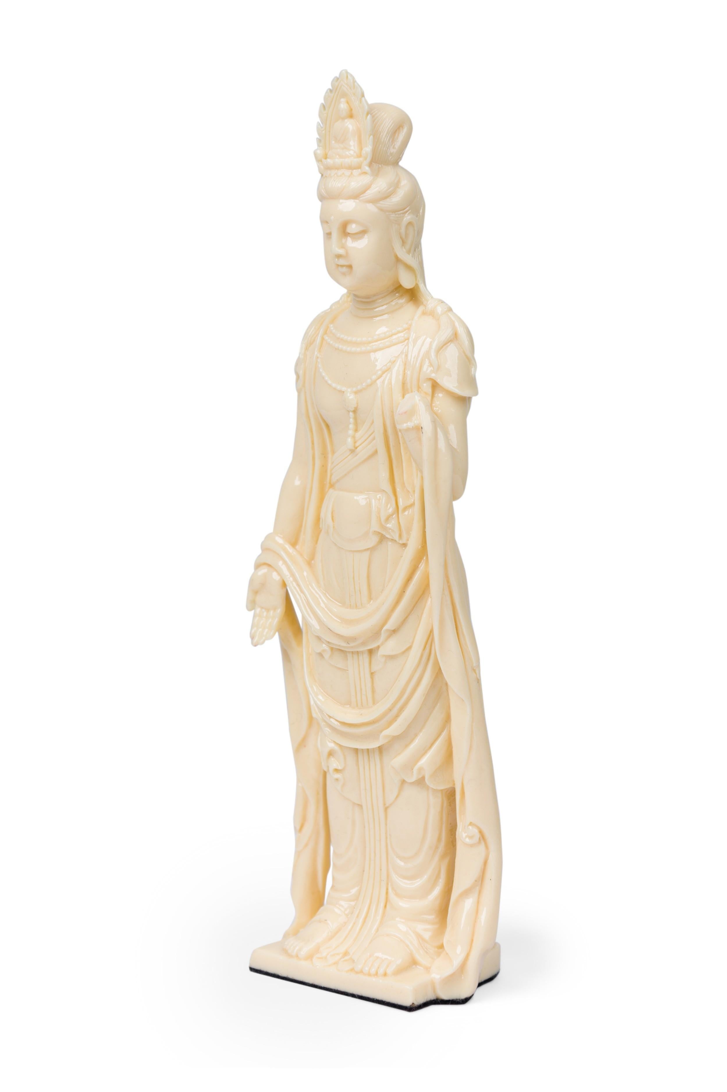 Esportazione cinese Pair of Chinese Beige Kwanyin Figurines in vendita