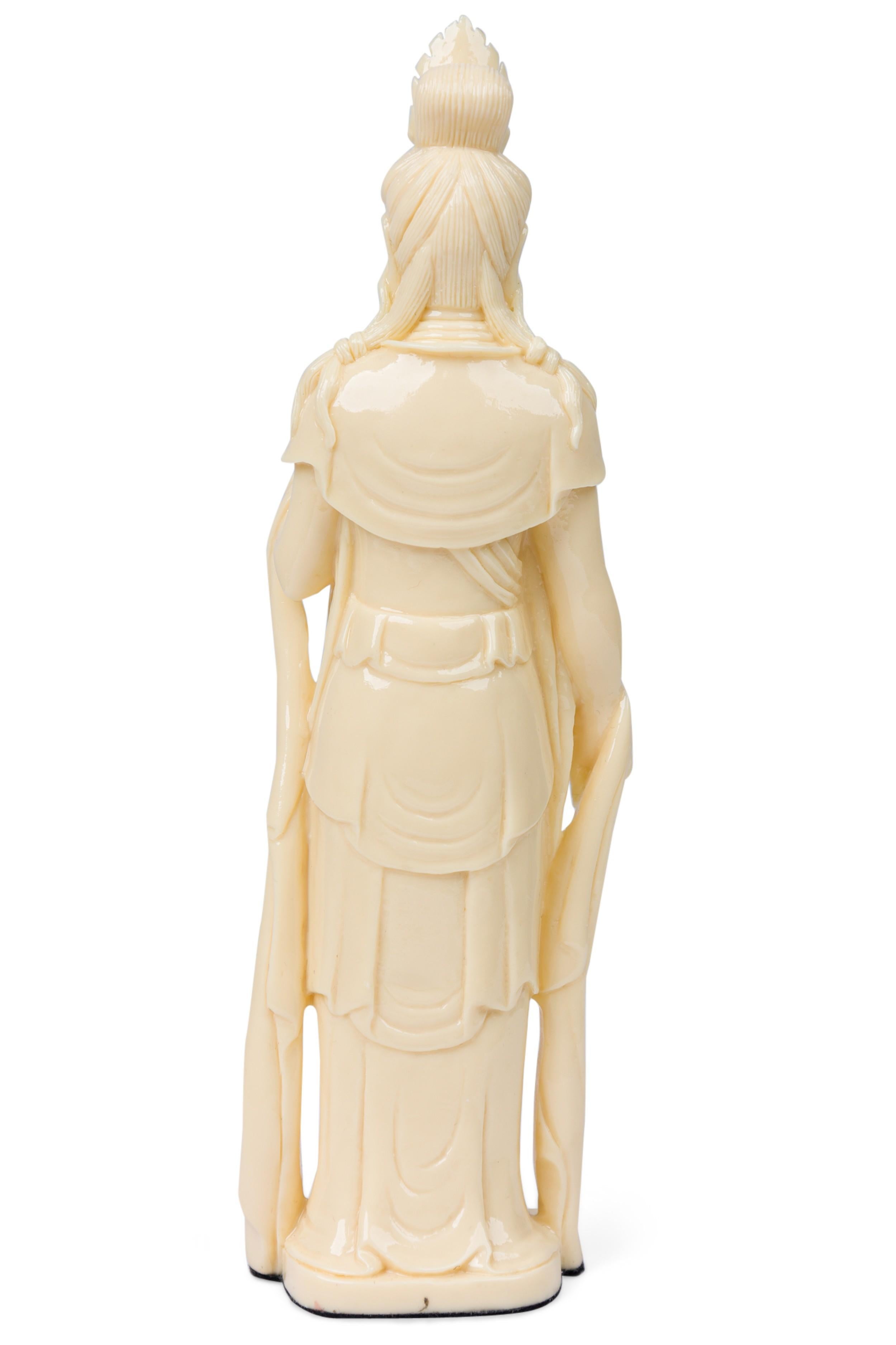 Con perline Pair of Chinese Beige Kwanyin Figurines in vendita