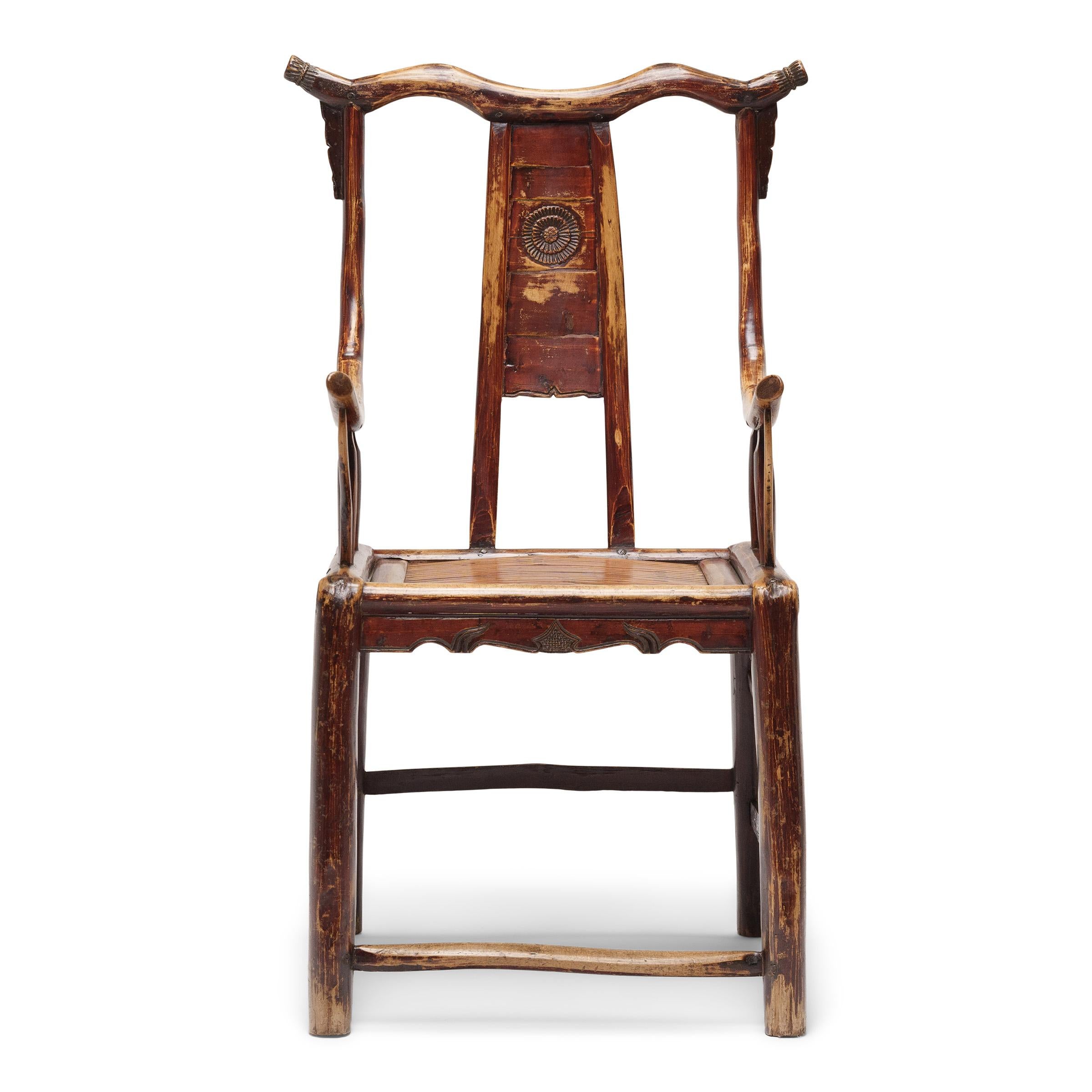 Cette paire de fauteuils provinciaux du XIXe siècle provenant de la province de Shanxi offre un jeu inhabituel sur les formes traditionnelles. Les chaises sont conçues dans un style classique connu sous le nom de 