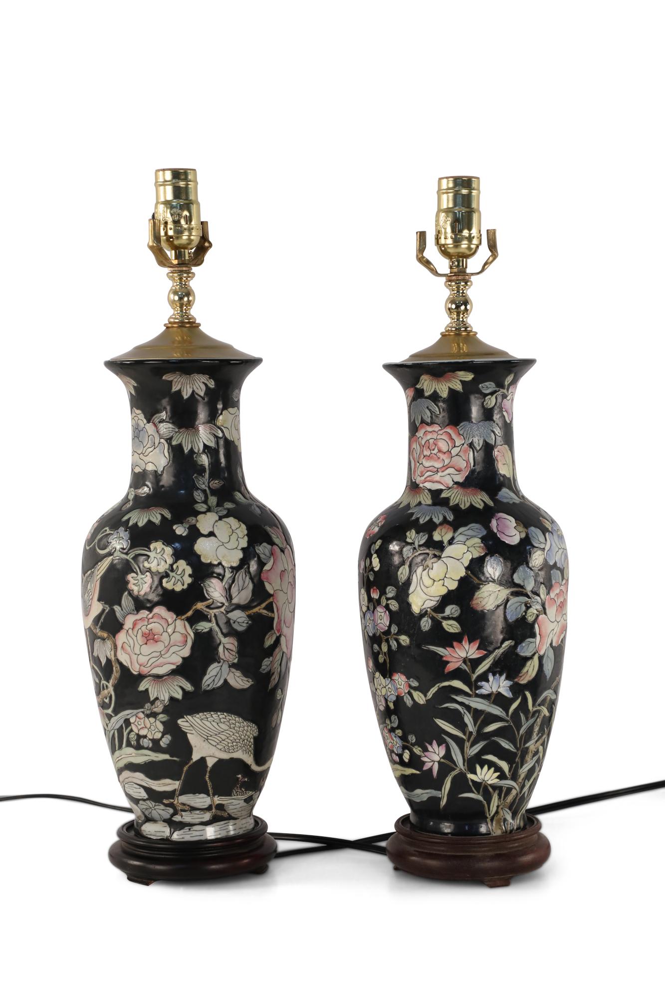 Pareja de lámparas de mesa chinas con motivos florales y negros en Bueno estado para la venta en Queens, NY