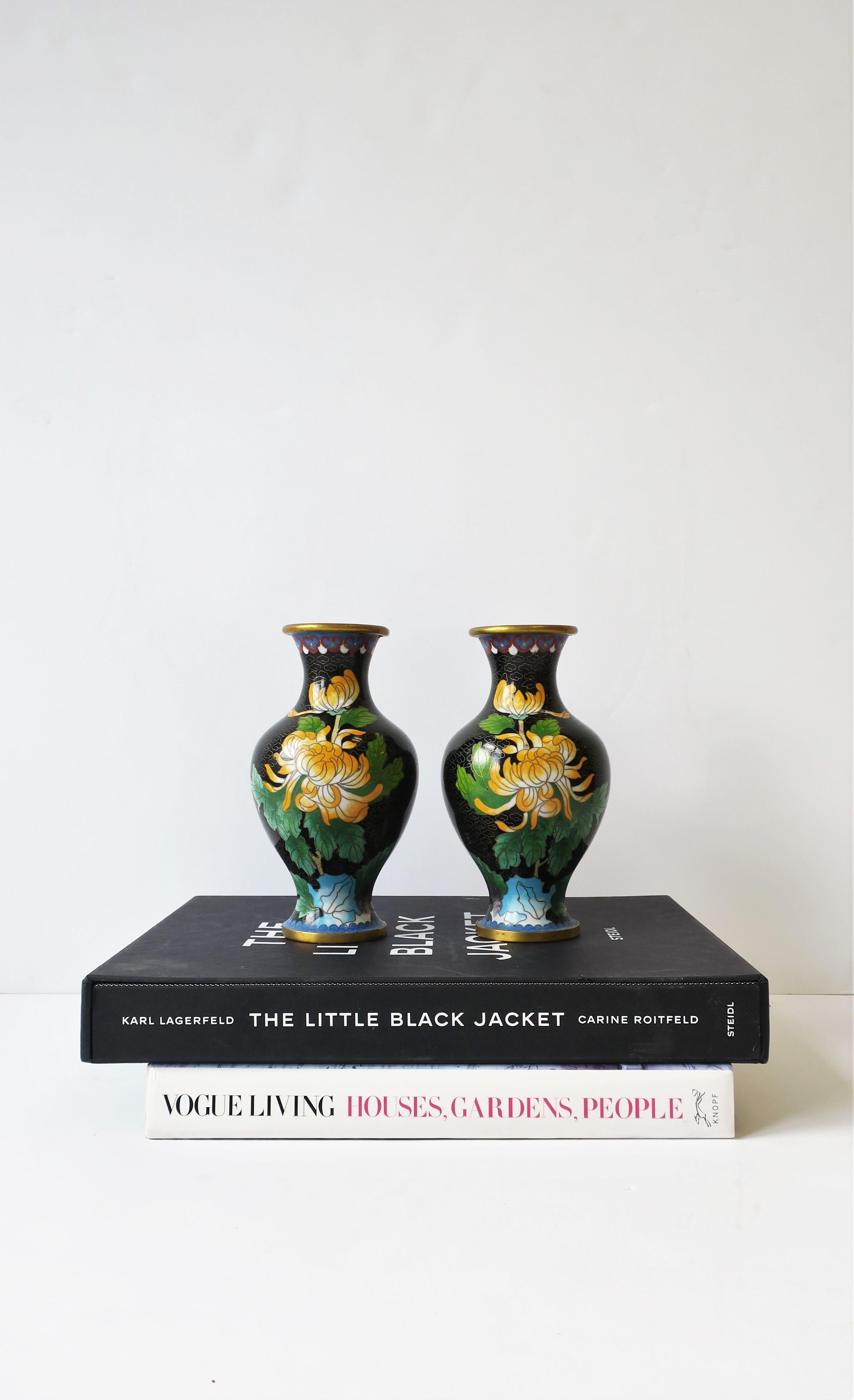 Preciosa pareja de jarrones asiáticos de cloisonné y latón, predominantemente negros, verde 
