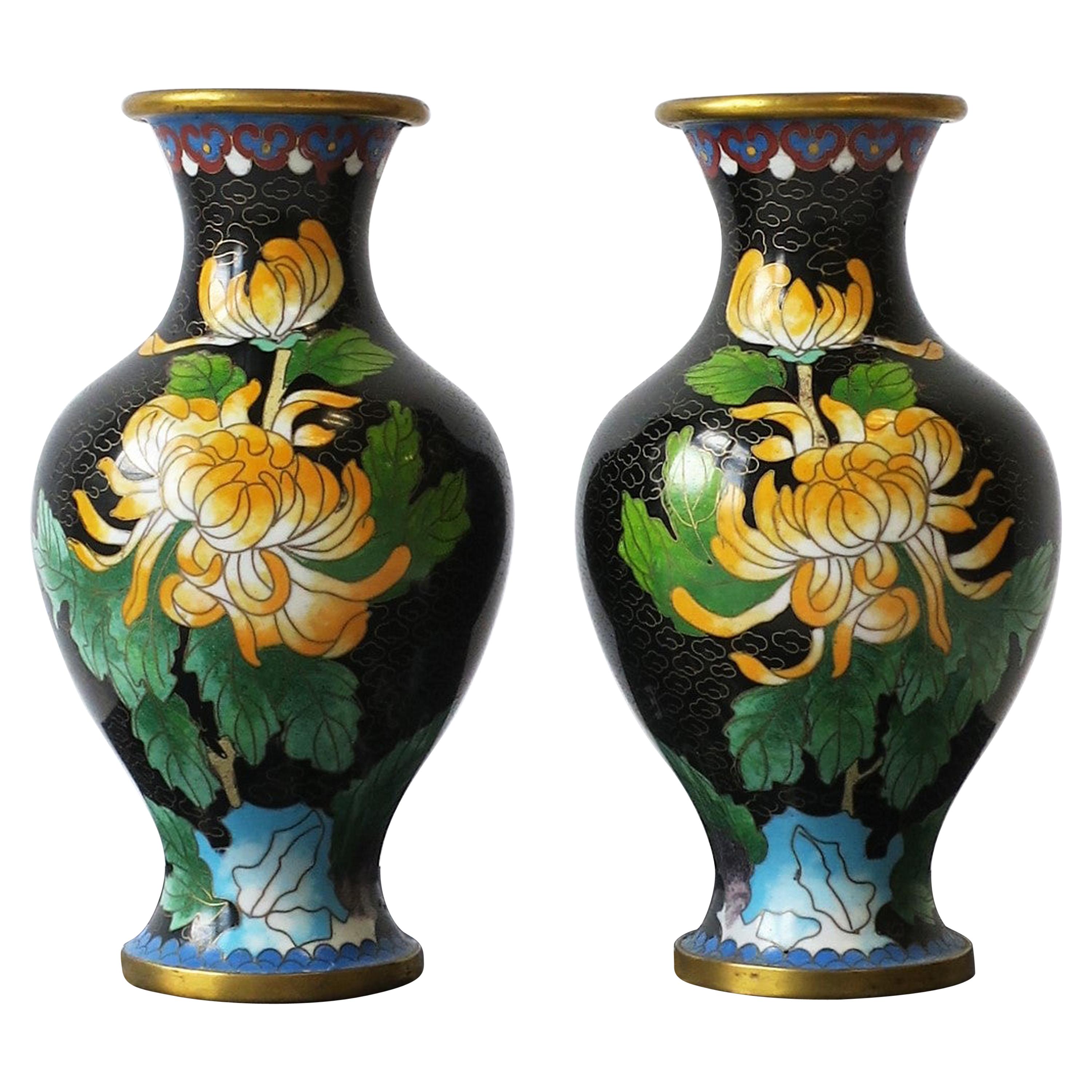 Paire de vases à fleurs en émail cloisonné́ noir et vert et en laiton