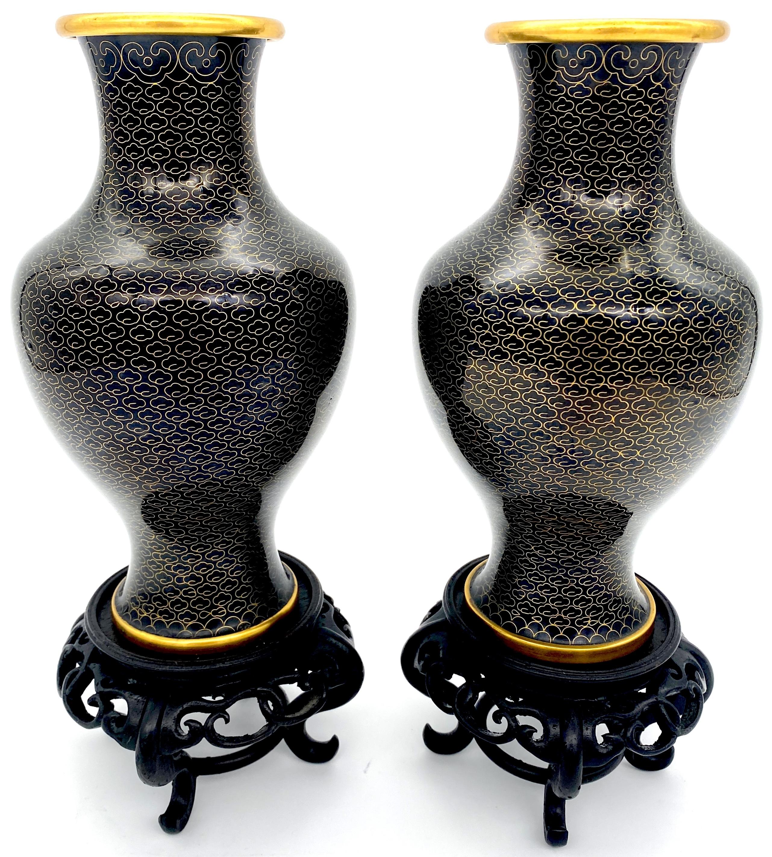 Esportazione cinese Pair of Chinese Black & Gilt Brass Fish Scale Cloisonné Vases, with Stands in vendita