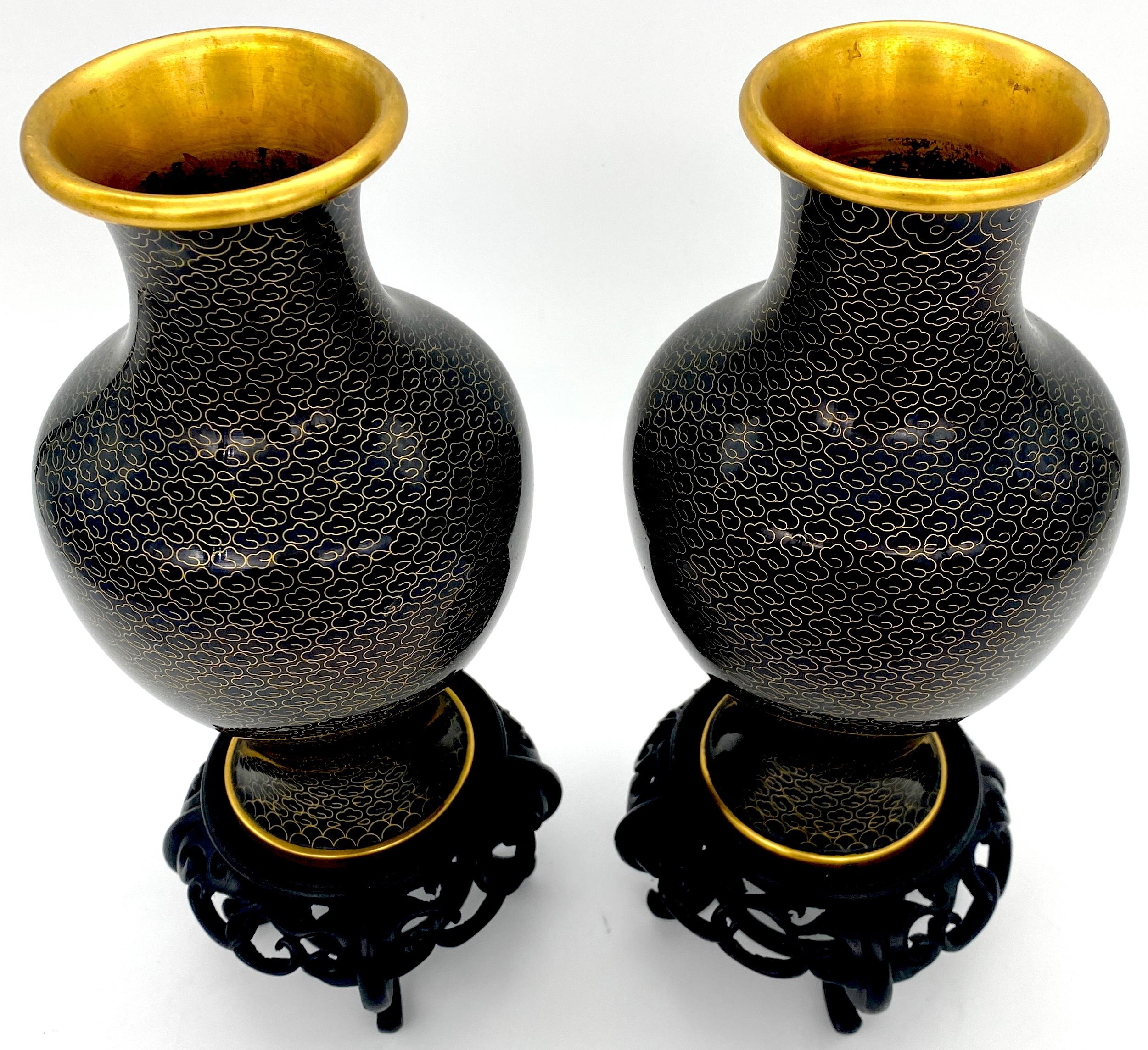 Cinese Pair of Chinese Black & Gilt Brass Fish Scale Cloisonné Vases, with Stands in vendita