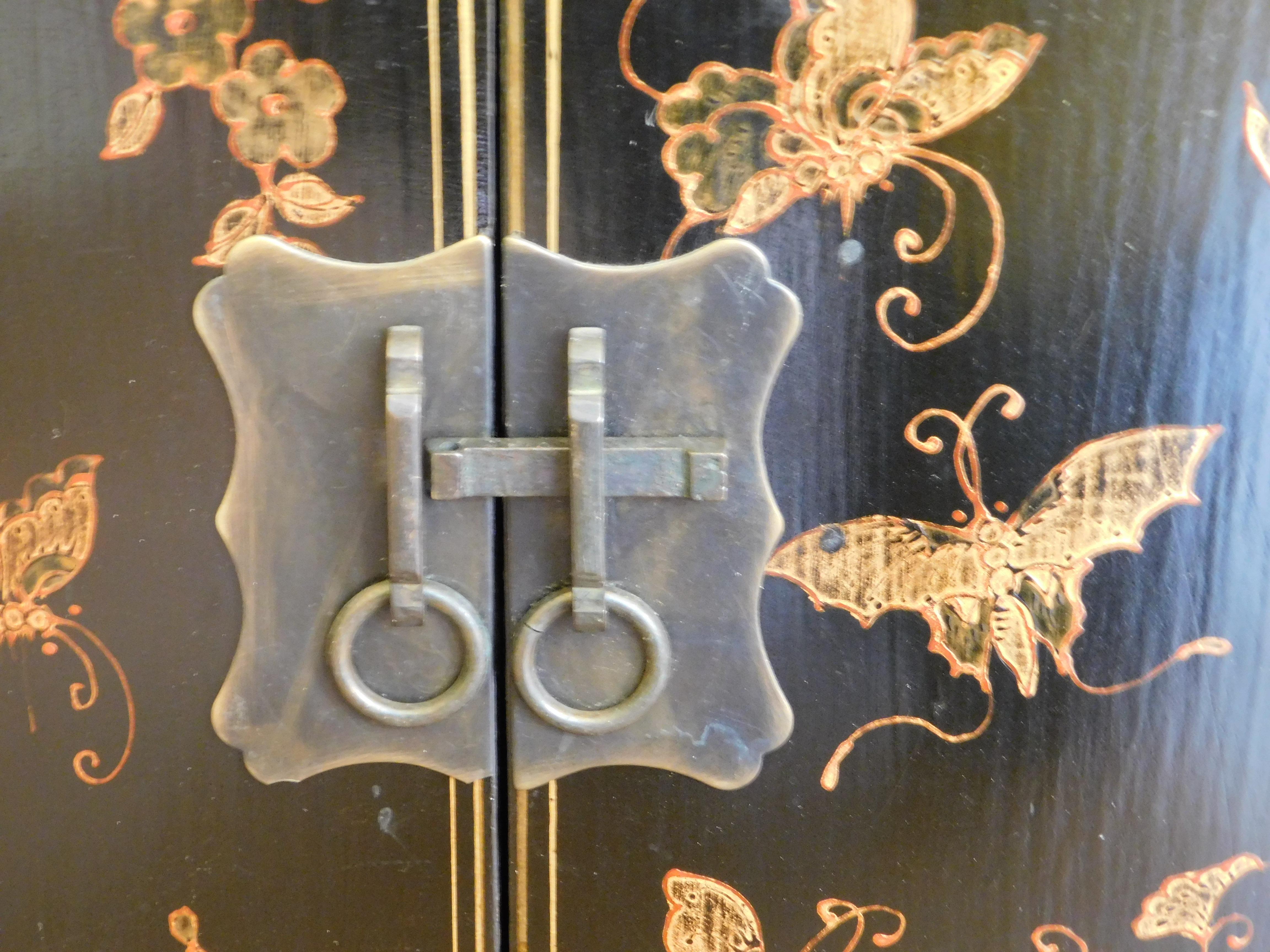 Pair of Chinese Black Lacquer Chinoiserie Bed Side Cabinets or Nightstands In Good Condition In Antwerp, BE