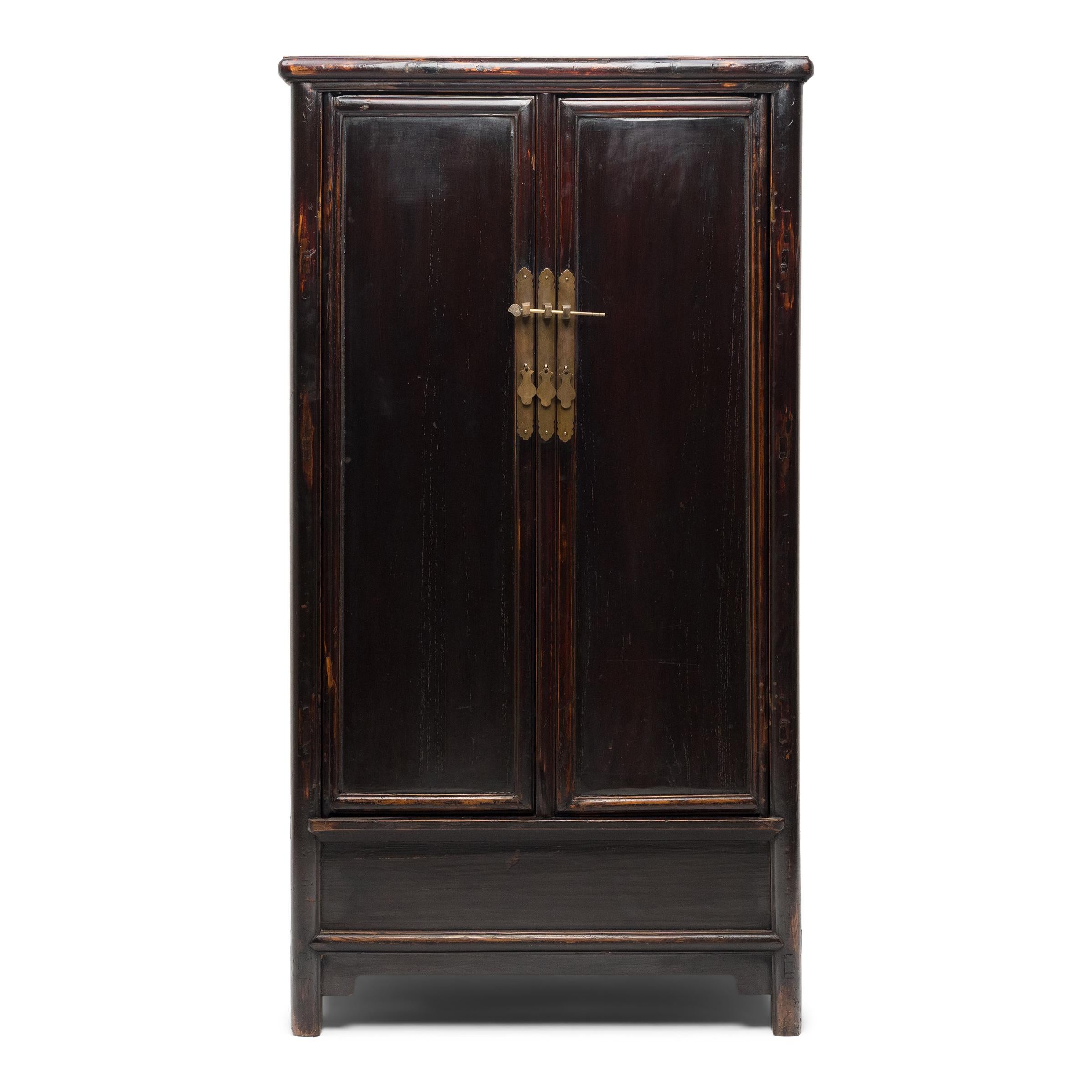 Avec une forme simple et une présence discrète, ces élégantes armoires en laque illustrent l'attrait intemporel du mobilier chinois classique. Utilisées dans les maisons traditionnelles à la place des placards encastrés, de grandes armoires
