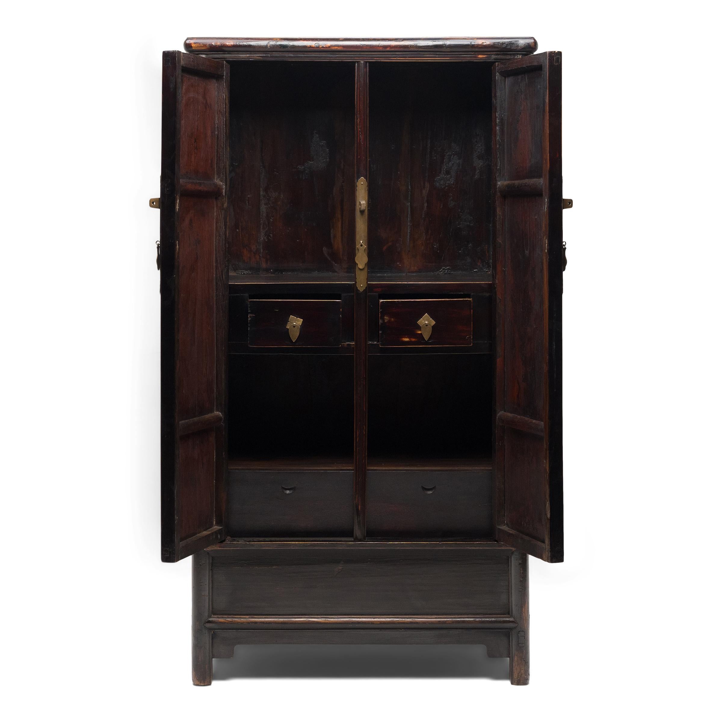 Qing Paire d'armoires coniques chinoises en laque noire, vers 1840 en vente