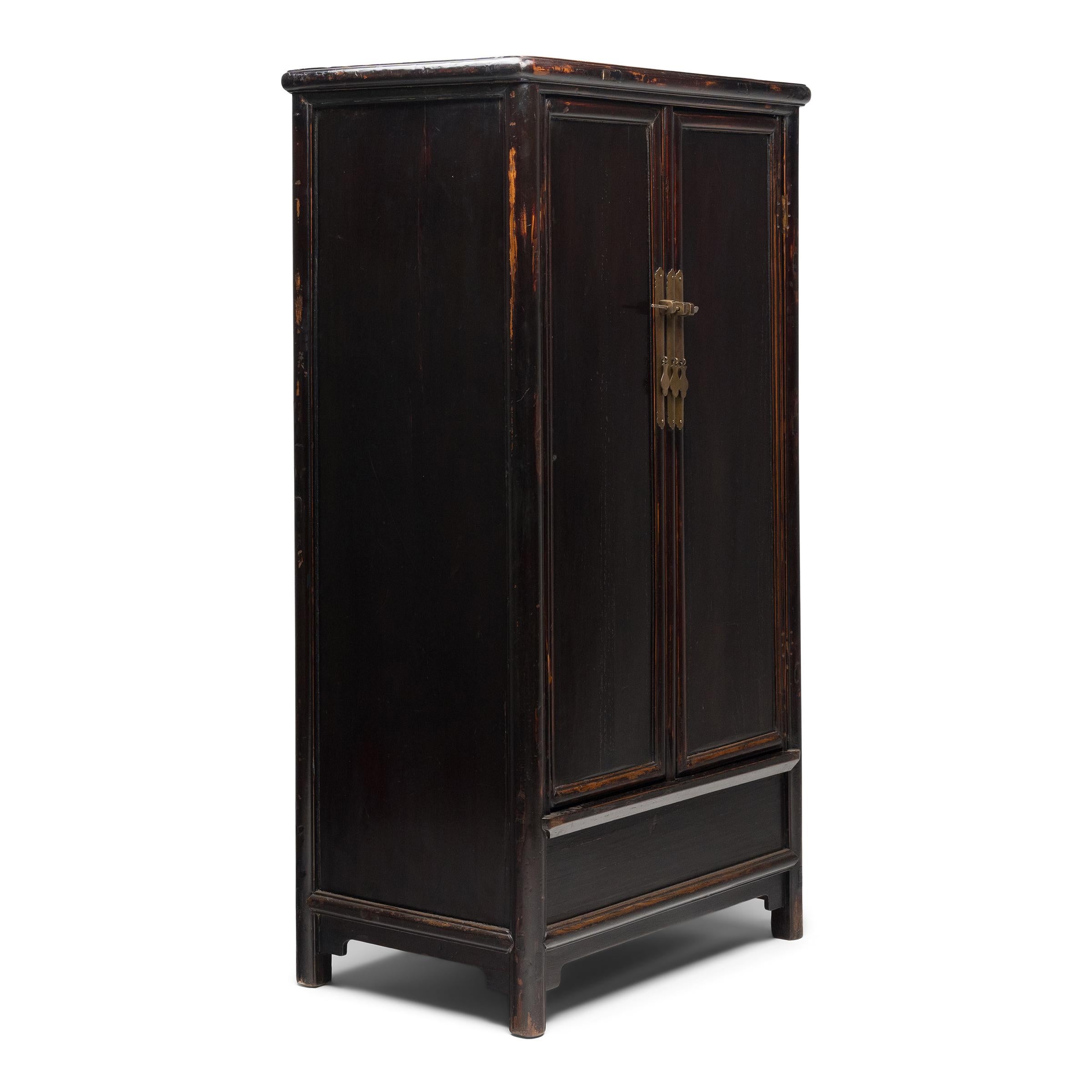 Chinois Paire d'armoires coniques chinoises en laque noire, vers 1840 en vente