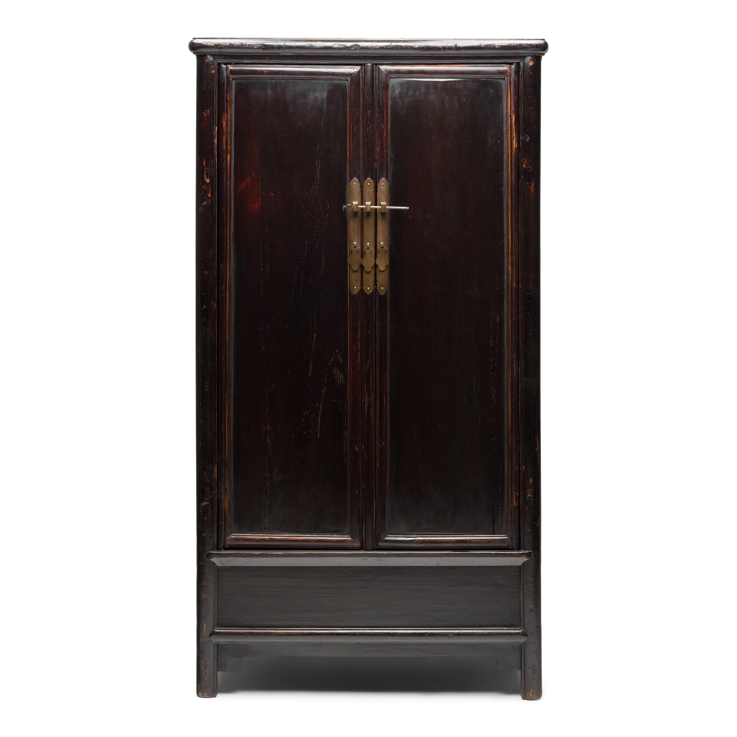 Paire d'armoires coniques chinoises en laque noire, vers 1840 Bon état - En vente à Chicago, IL