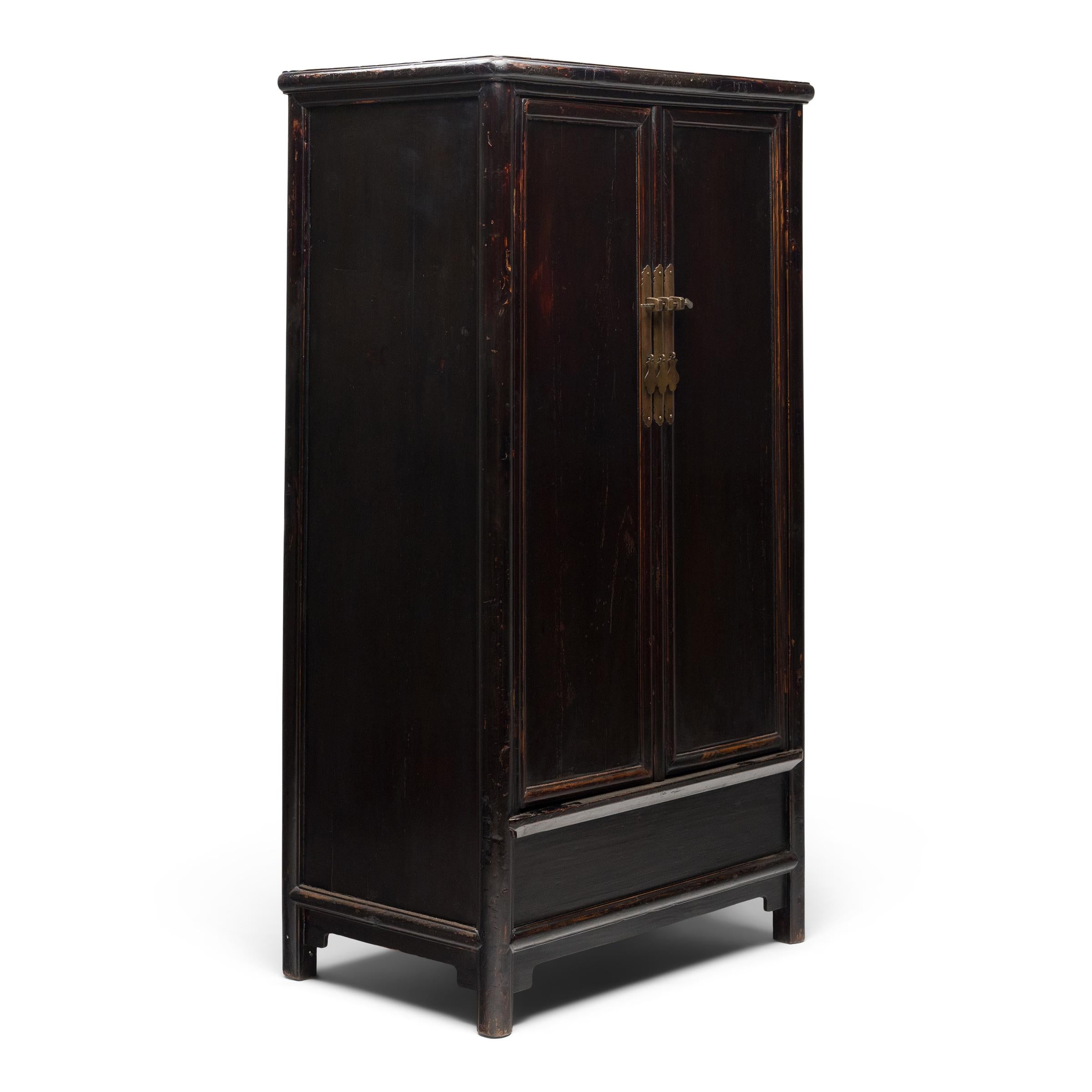 Orme Paire d'armoires coniques chinoises en laque noire, vers 1840 en vente
