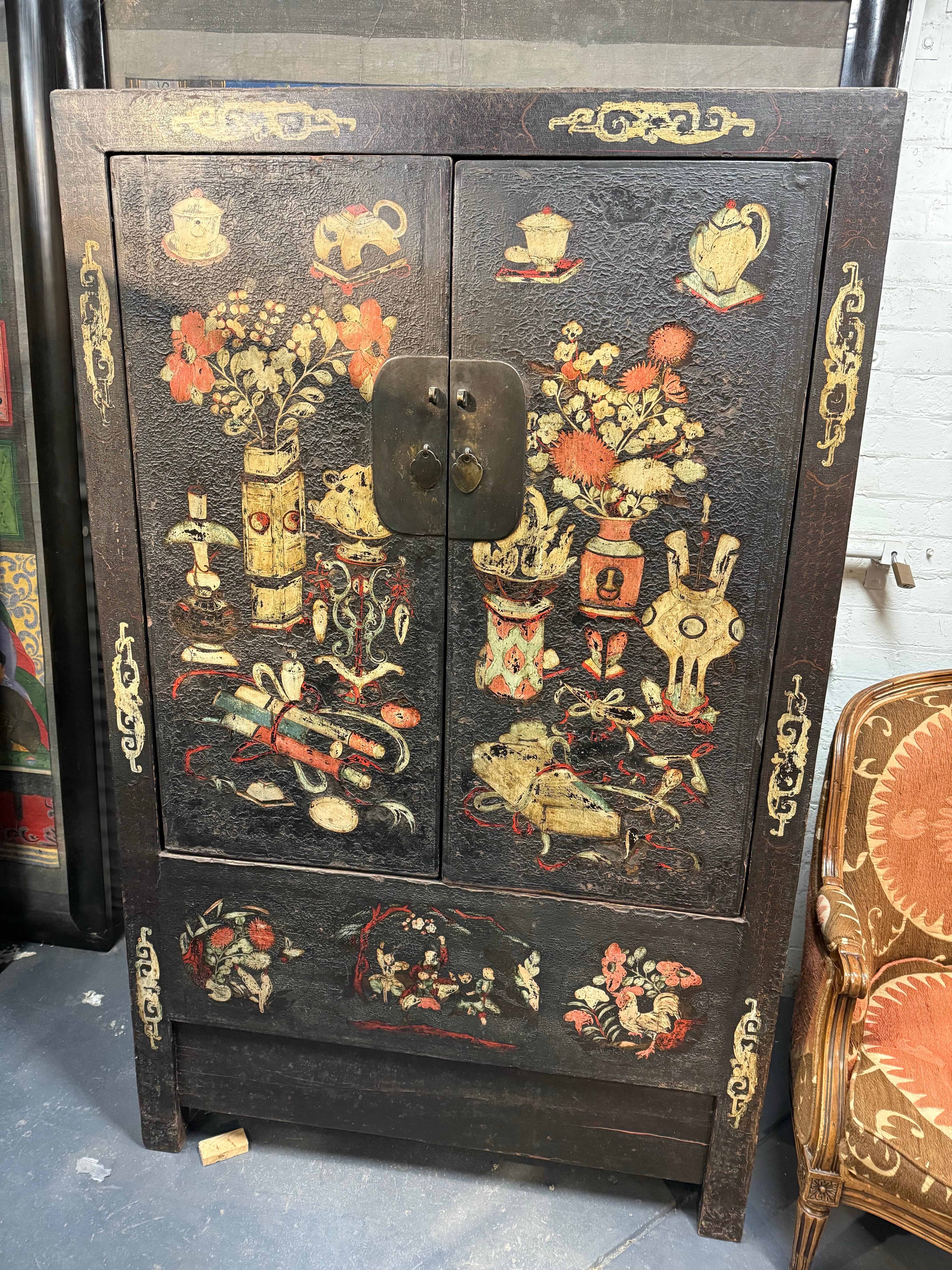Coppia di armadietti da matrimonio cinesi laccati in nero e policromi, inizio XX secolo

Descrizione:
Presentano intricati disegni dipinti a mano che raffigurano scene di vita di corte, motivi floreali e simboli di buon auspicio come vasi e