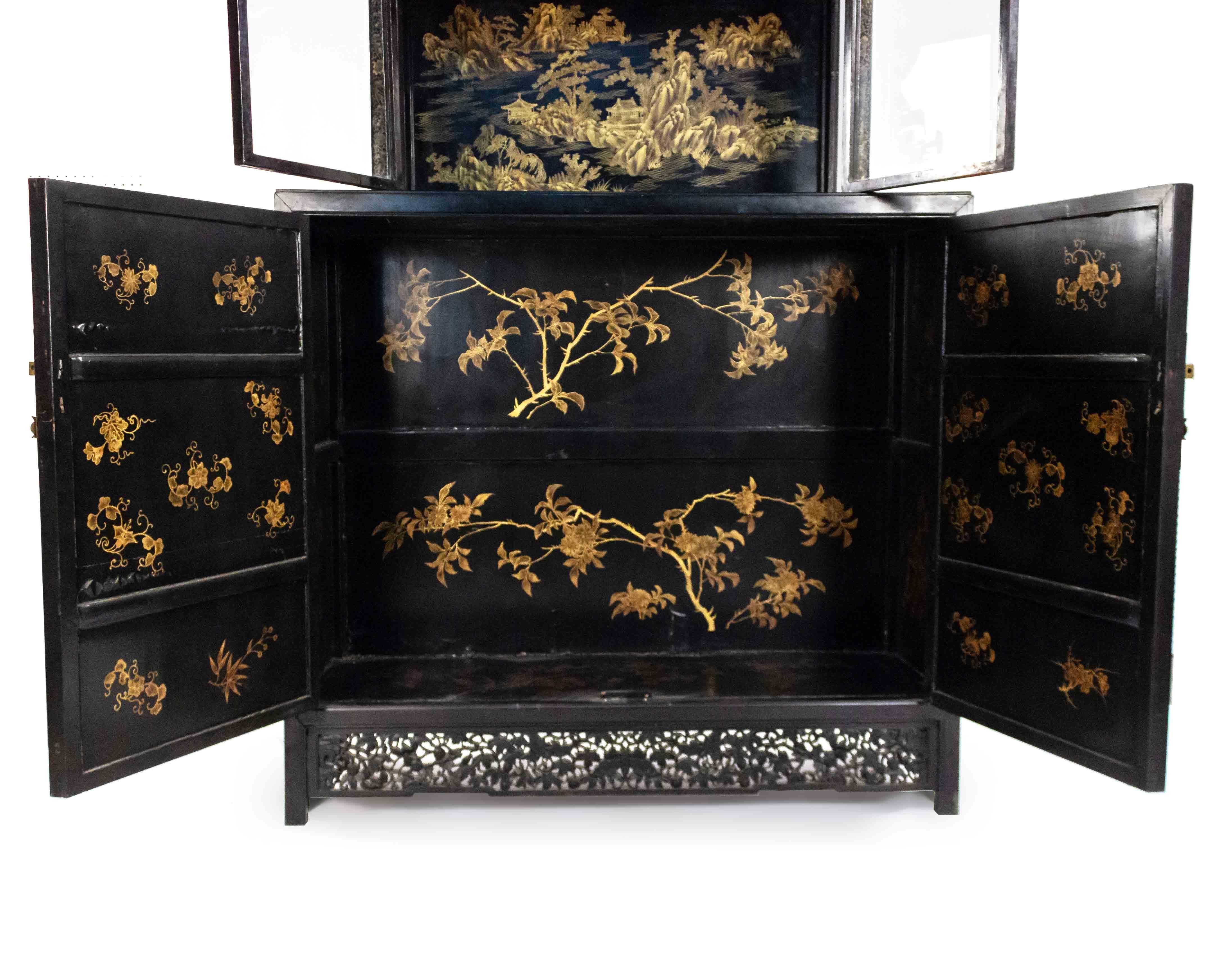 Chinese Export Pair of 20th Century Chinese Black and Gold Lacquered Three-Tiered Cabinets For Sale