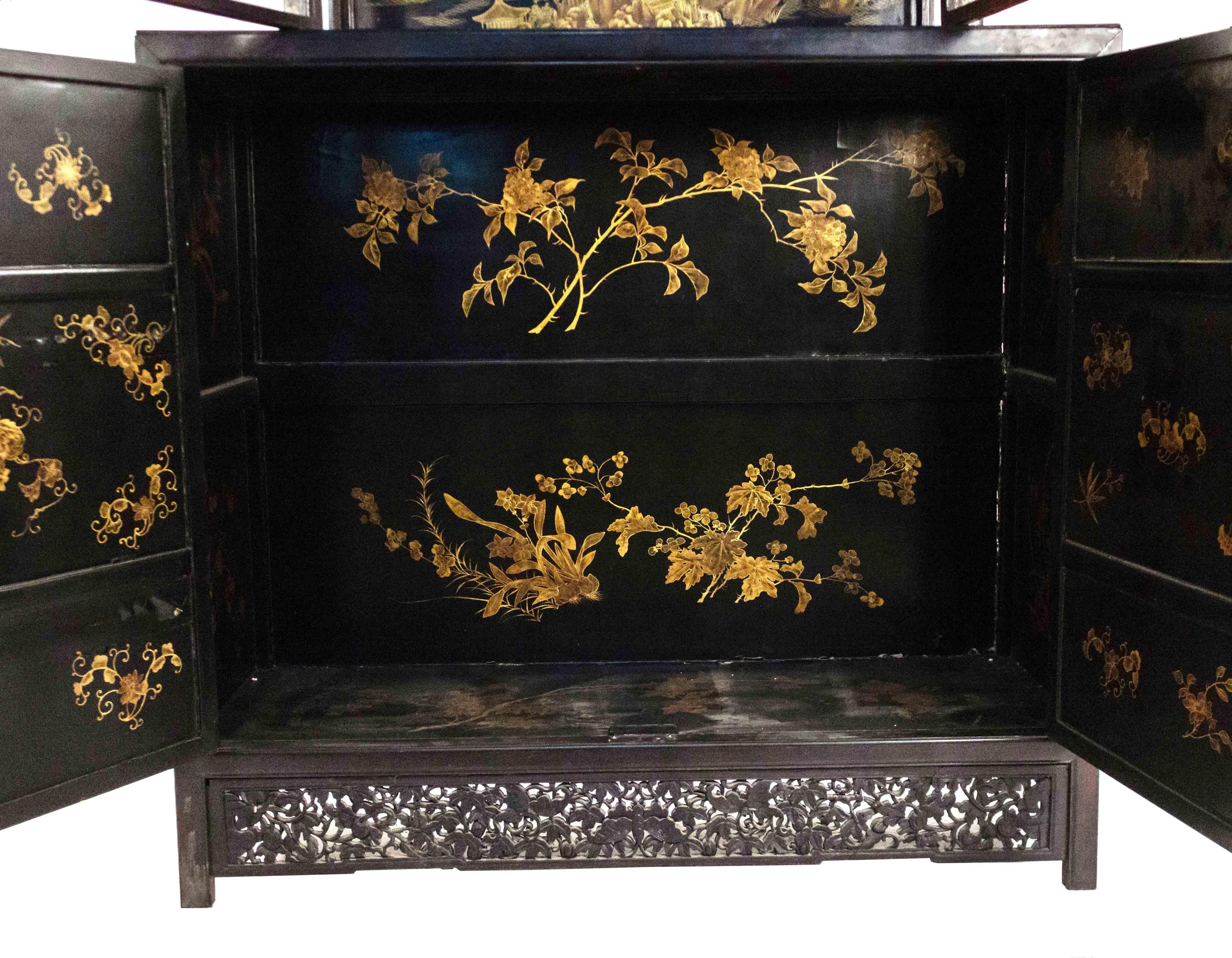 Pair of 20th Century Chinese Black and Gold Lacquered Three-Tiered Cabinets In Good Condition For Sale In New York, NY