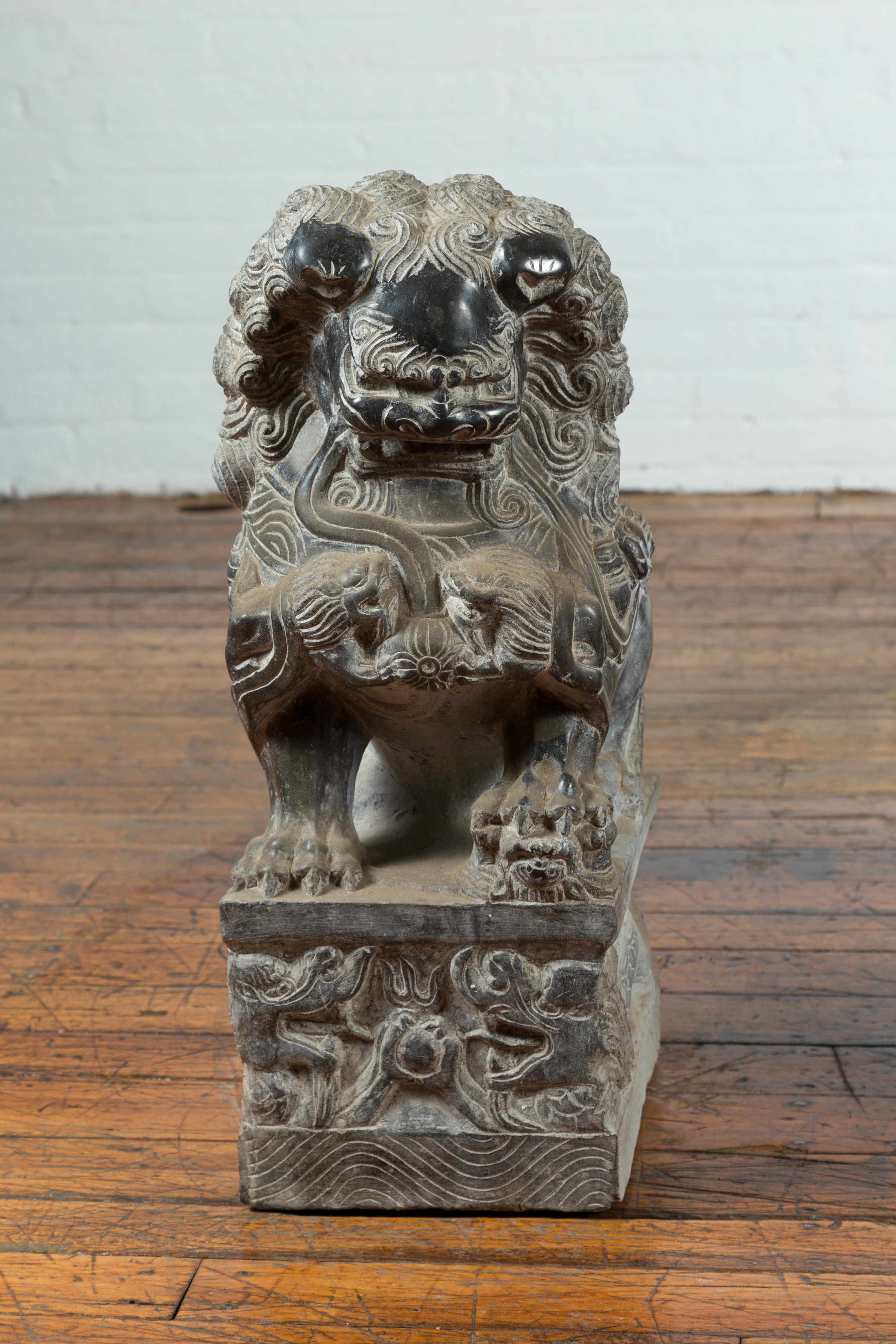 Sculpté Paire de Lions de garde en marbre noir, contemporains, face à des chiens de garde en vente