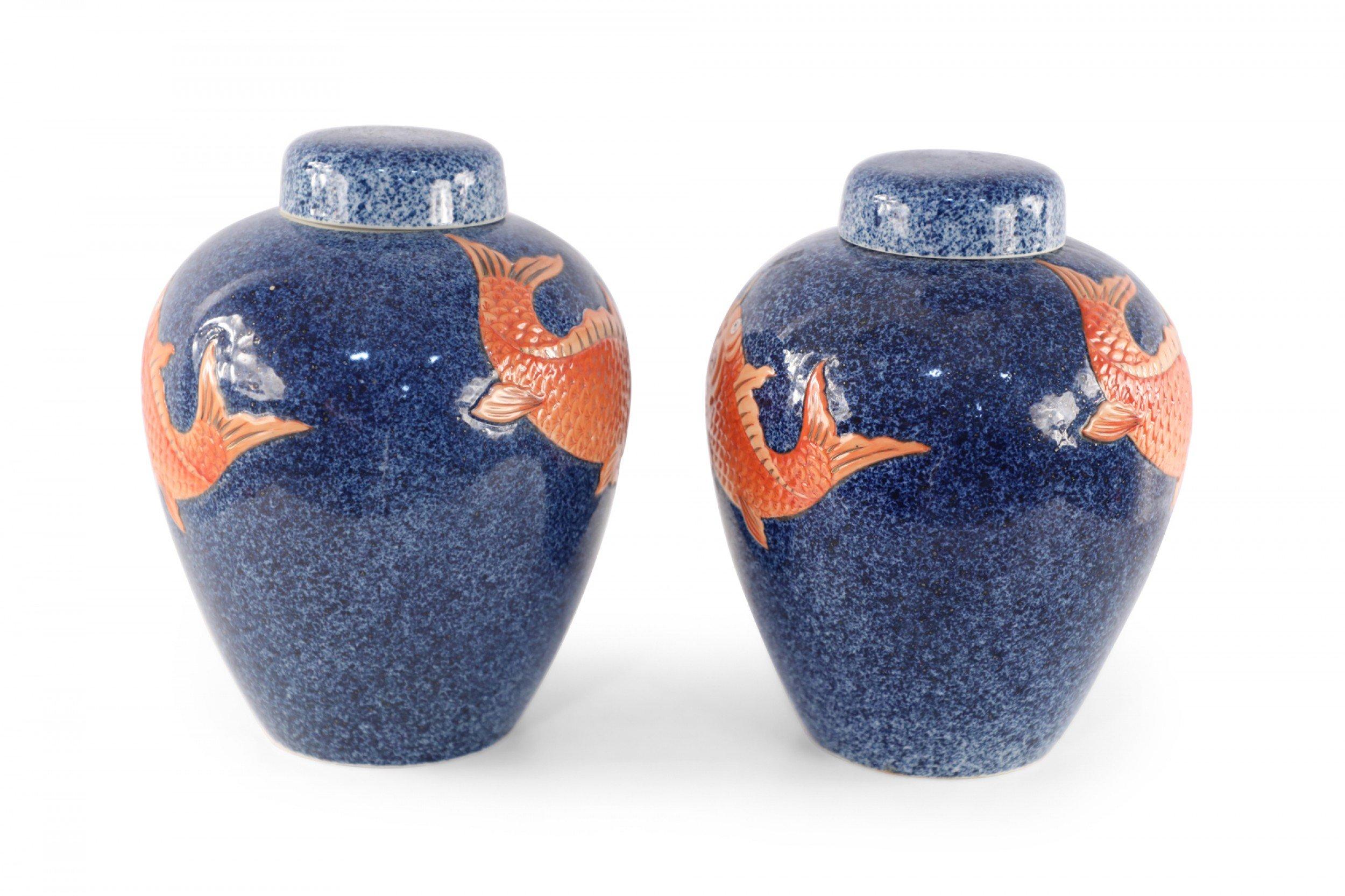 Exportation chinoise Paire de pots en porcelaine à couvercle à motif de poissons bleus et orange de Chine en vente