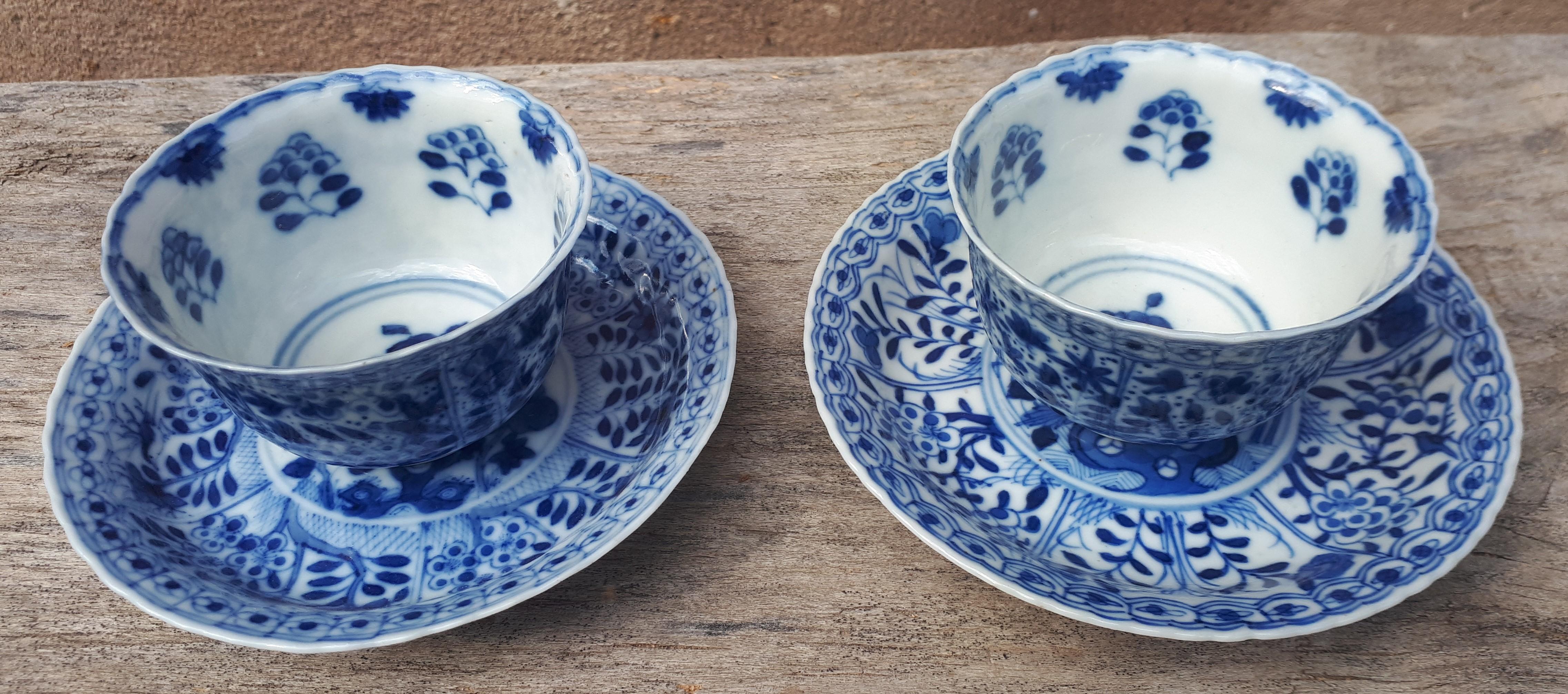 Paire de tasses et de soucoupes lobées en consoles, avec un bord légèrement évasé, décor floral en bleu sous glaçure. En parfait état !
Chine, période Kangxi.

NB : les dimensions indiquées sont celles des gobelets.