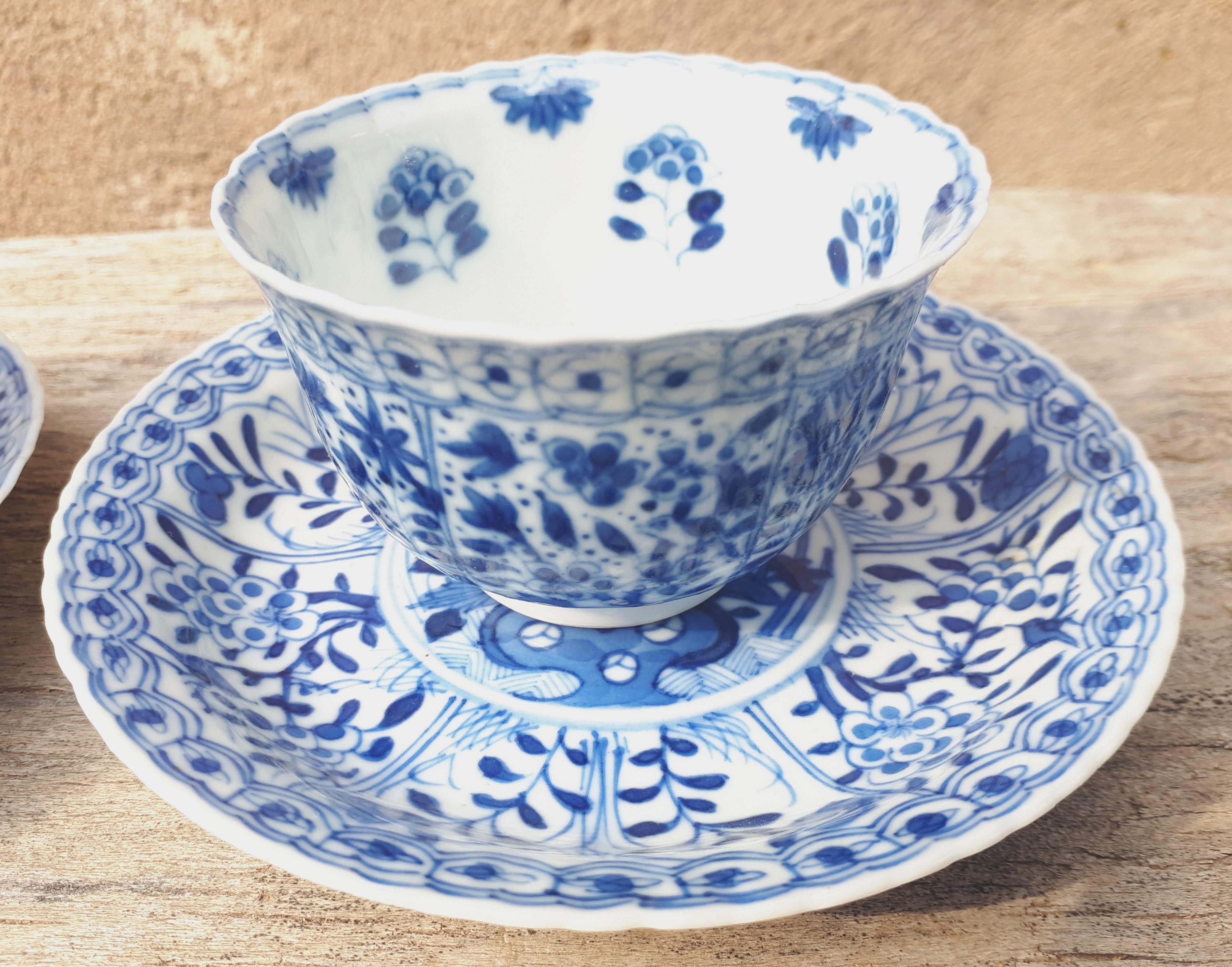 Porcelaine Paire de tasses et soucoupes chinoises bleues et blanches, période Kangxi en vente