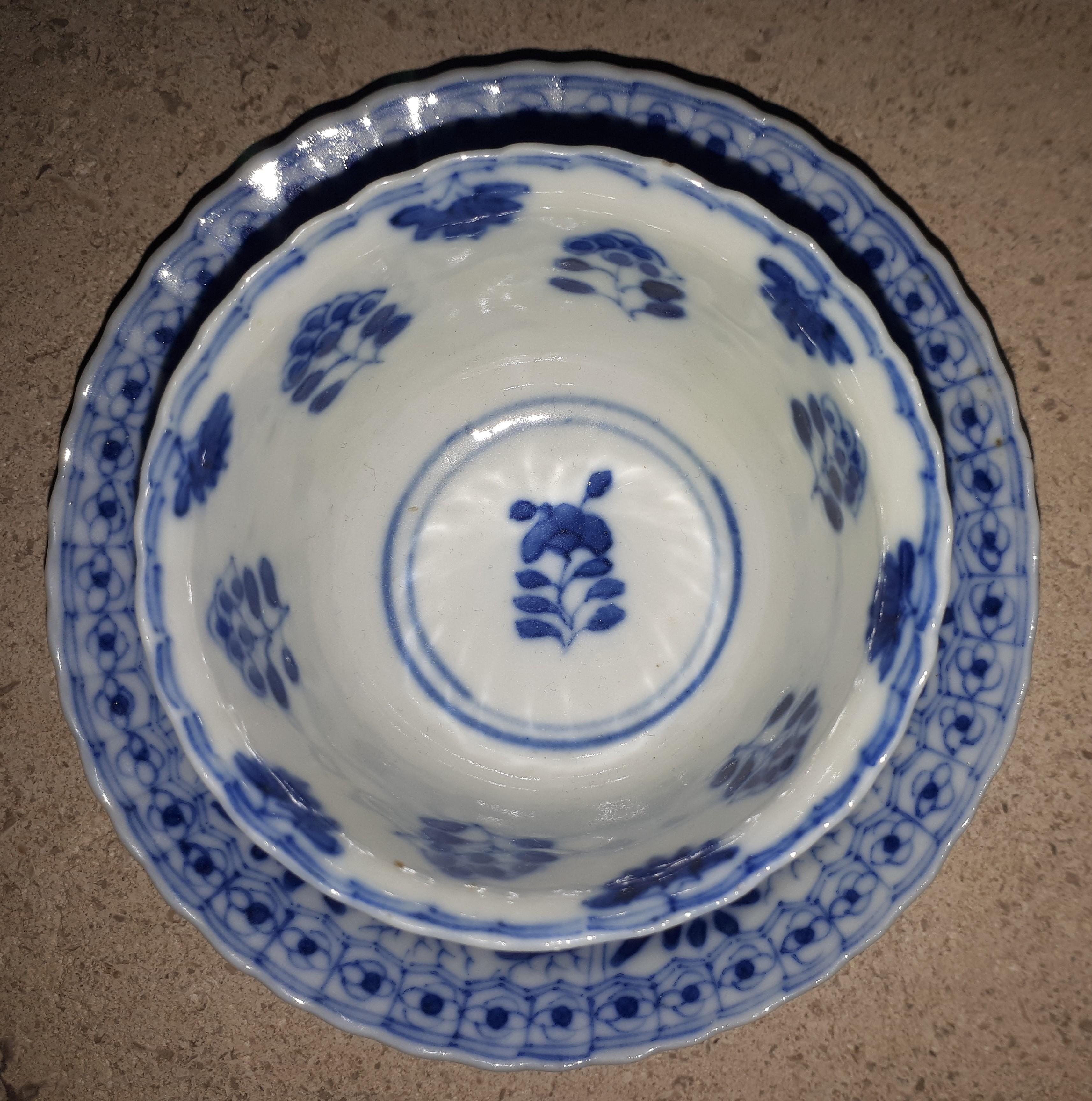 Paire de tasses et soucoupes chinoises bleues et blanches, période Kangxi en vente 2
