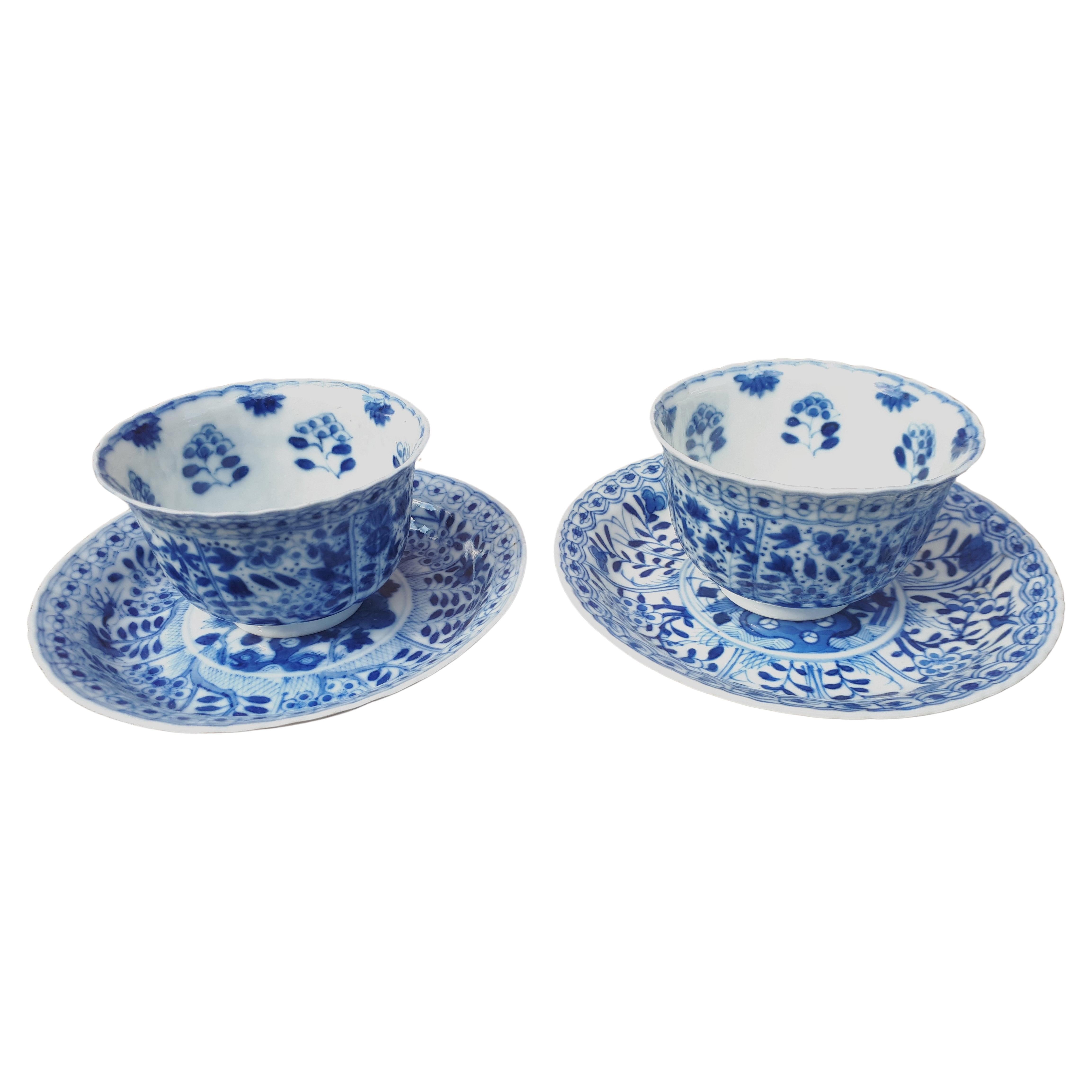 Paar chinesische blau-weiße Tassen und Untertassen mit Untertassen, China Kangxi-Periode