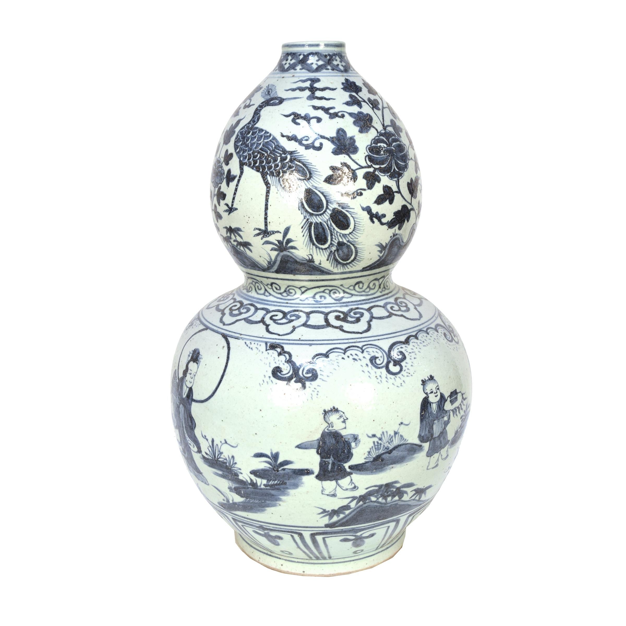 Pair of Chinese Blue and White Double Gourd Vases In Excellent Condition In Chicago, IL