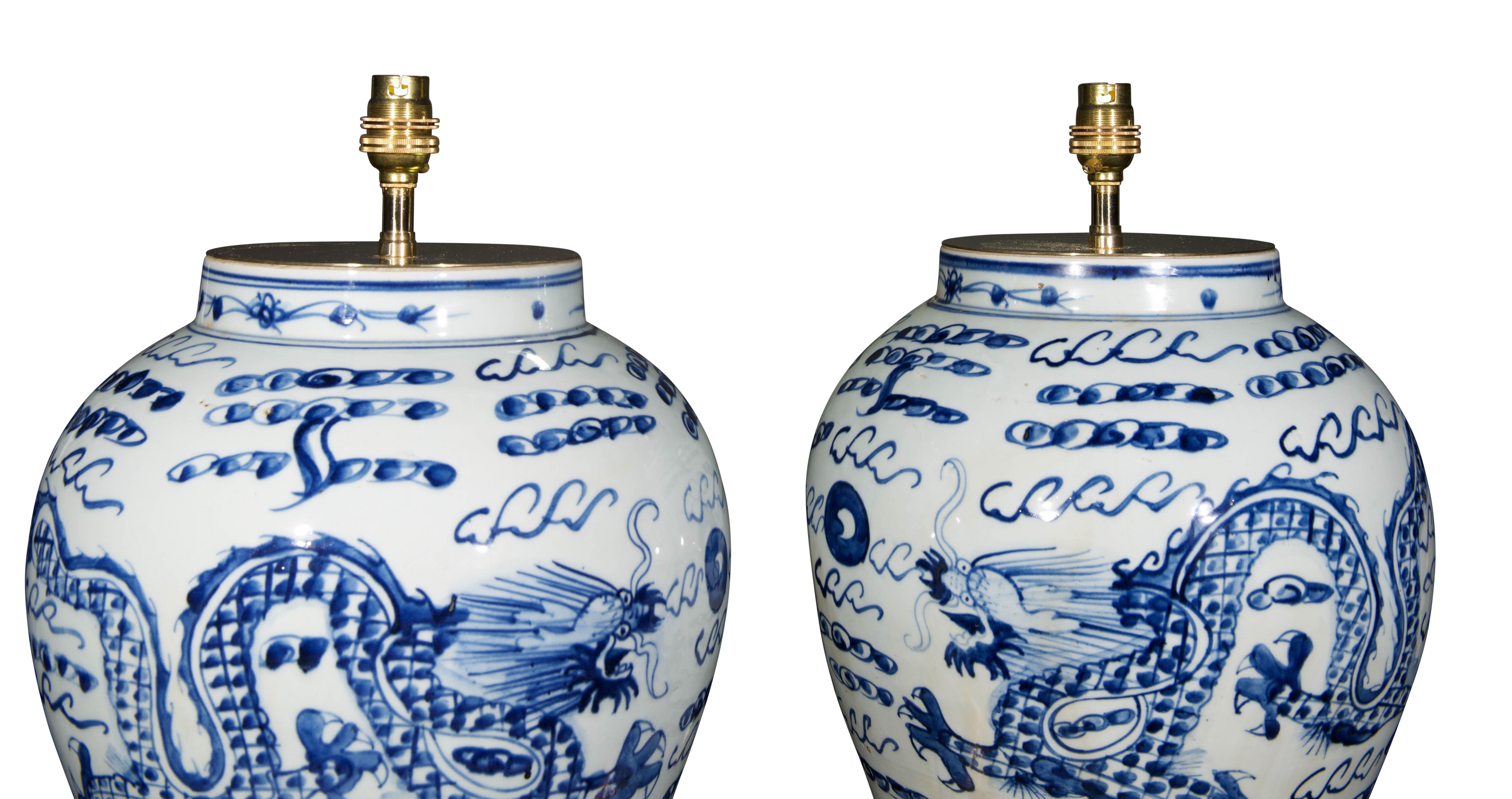 Vernissé Paire de lampes de table en porcelaine chinoise avec dragon bleu et blanc en vente