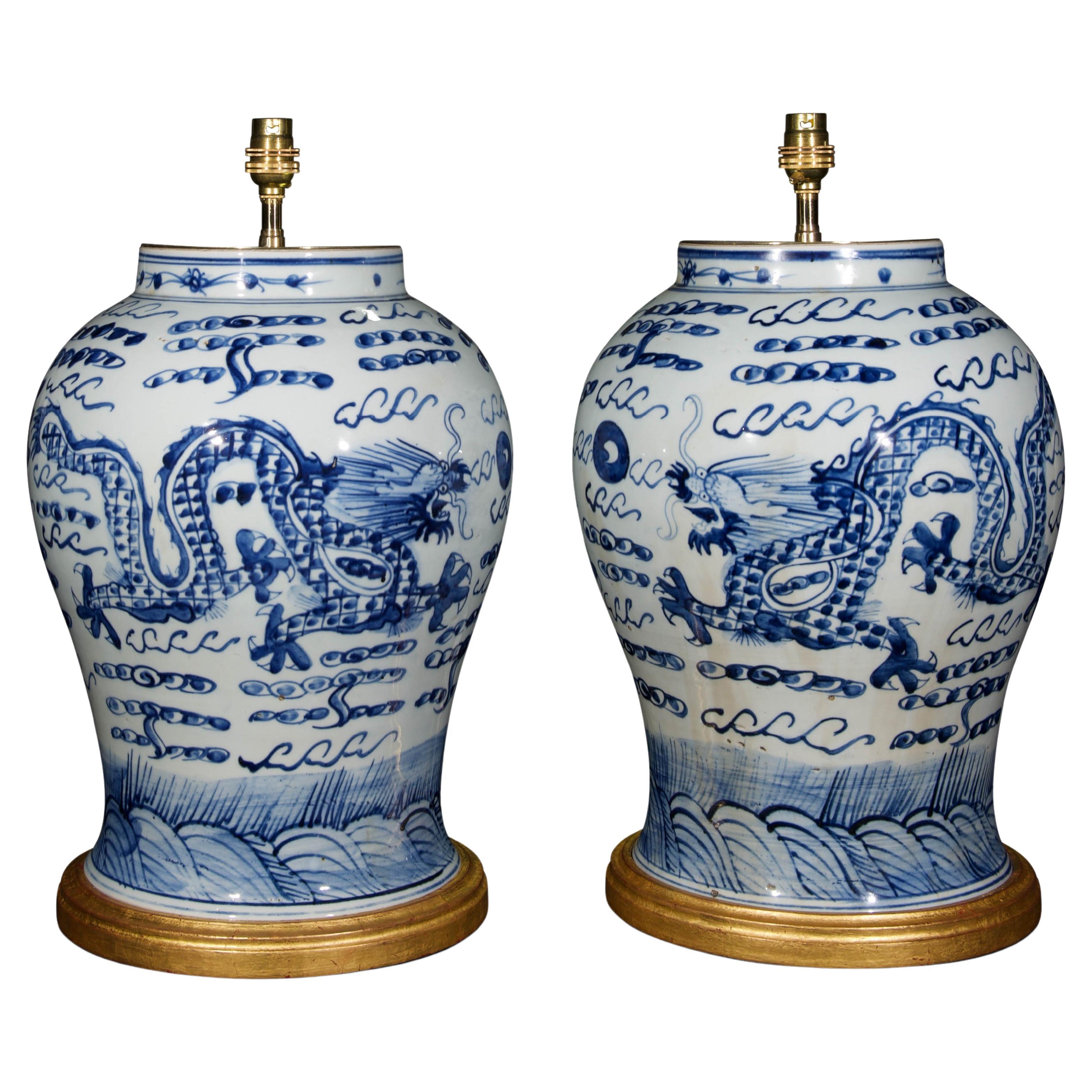 Paire de lampes de table en porcelaine chinoise avec dragon bleu et blanc en vente