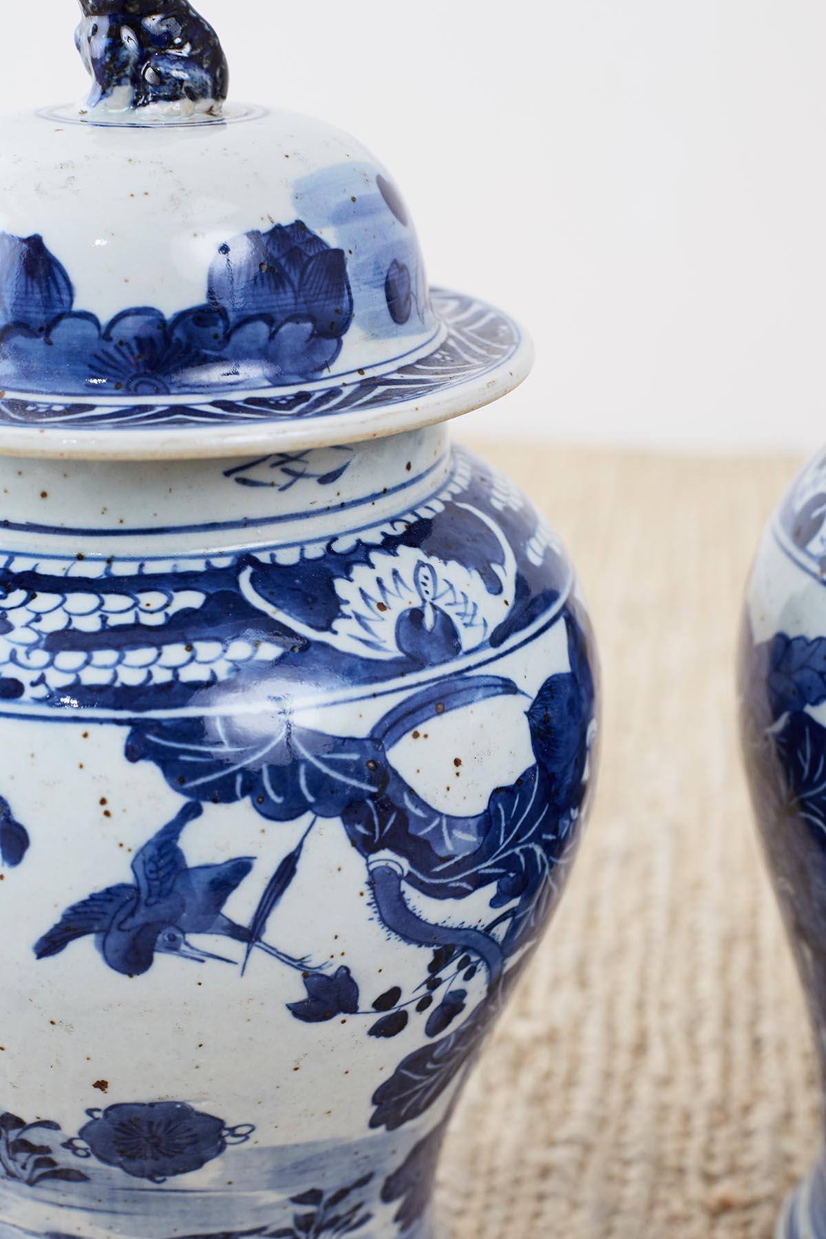 Paar chinesische blau-weiße, geblümte Ingwerkrüge mit Blumenmuster 2