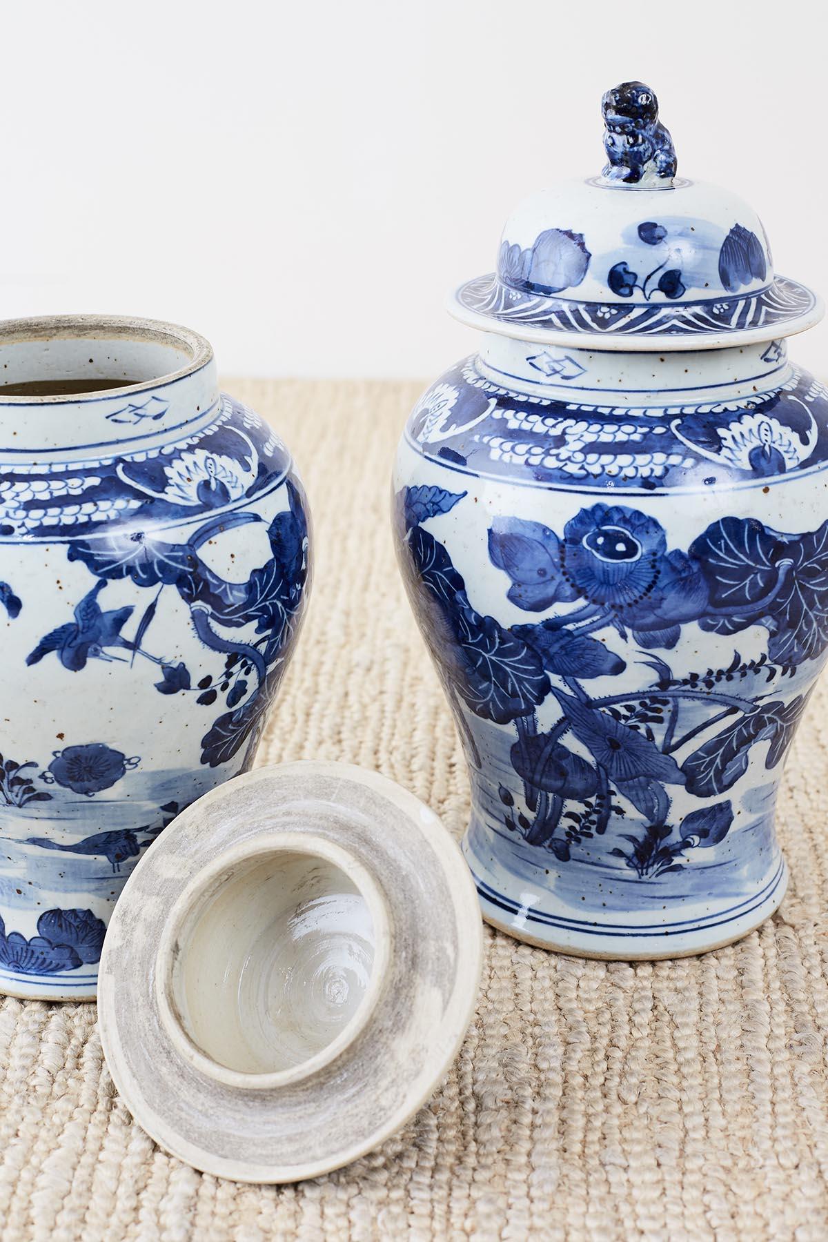 Paar chinesische blau-weiße, geblümte Ingwerkrüge mit Blumenmuster 5