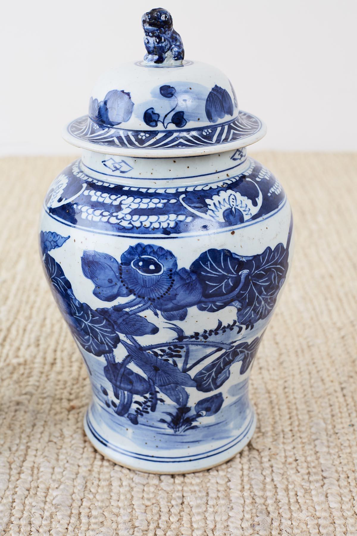 Paar chinesische blau-weiße, geblümte Ingwerkrüge mit Blumenmuster (Qing-Dynastie)