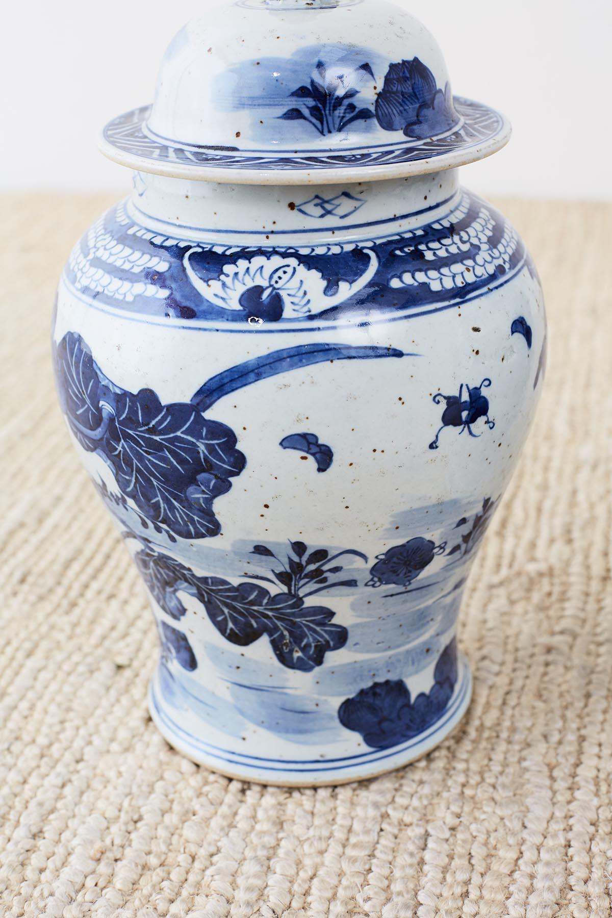 Paar chinesische blau-weiße, geblümte Ingwerkrüge mit Blumenmuster (Porzellan)