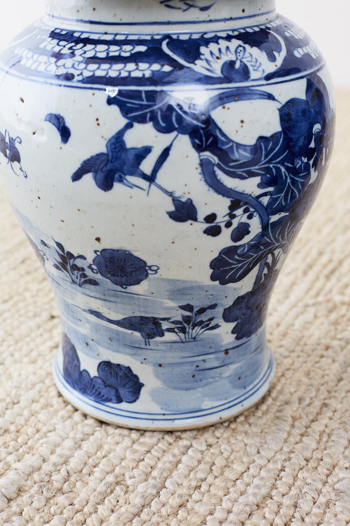 Paar chinesische blau-weiße, geblümte Ingwerkrüge mit Blumenmuster 1