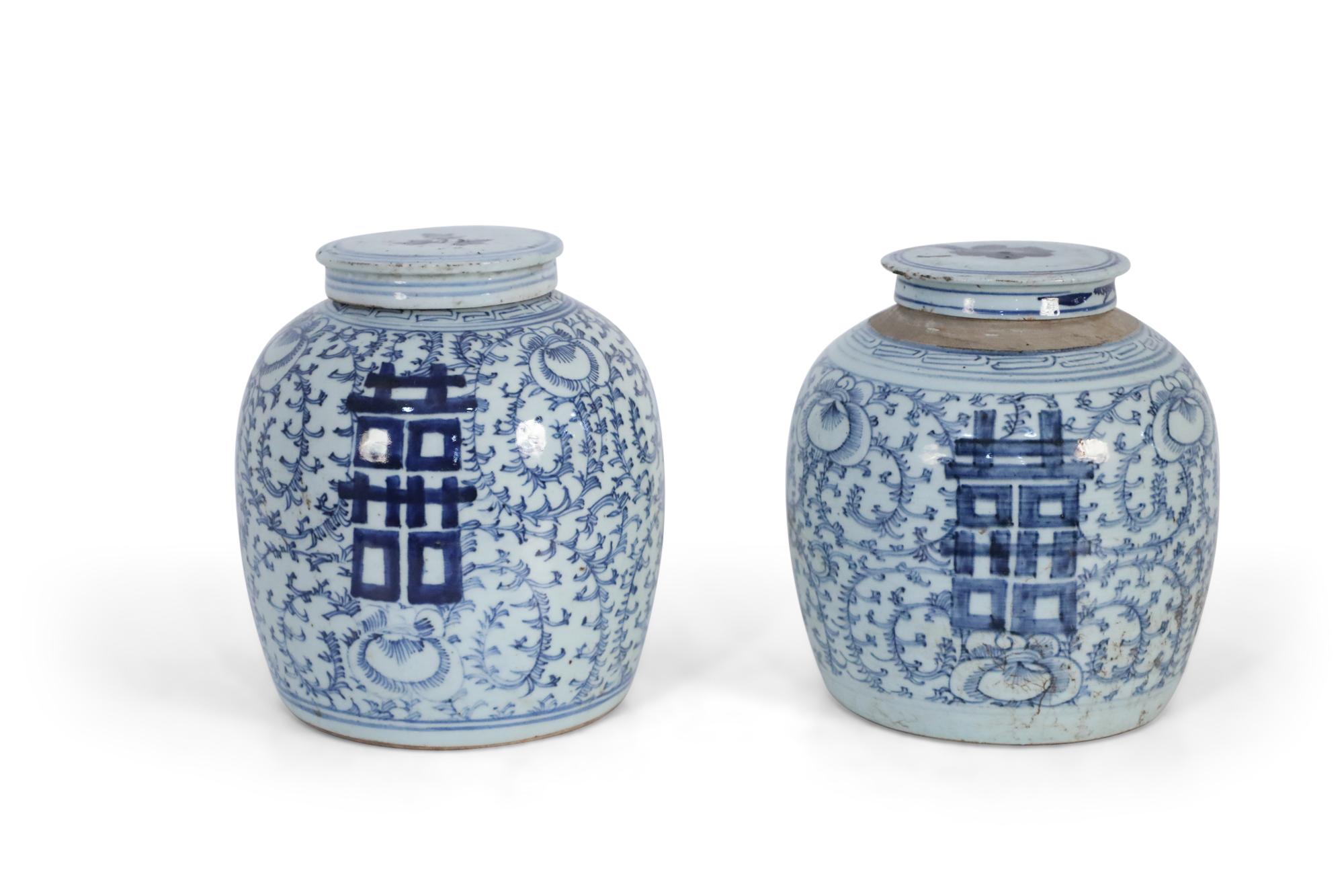 Chinois Paire de vases chinois à couvercle à fleurs bleu et blanc en forme de jarre à gingembre en vente