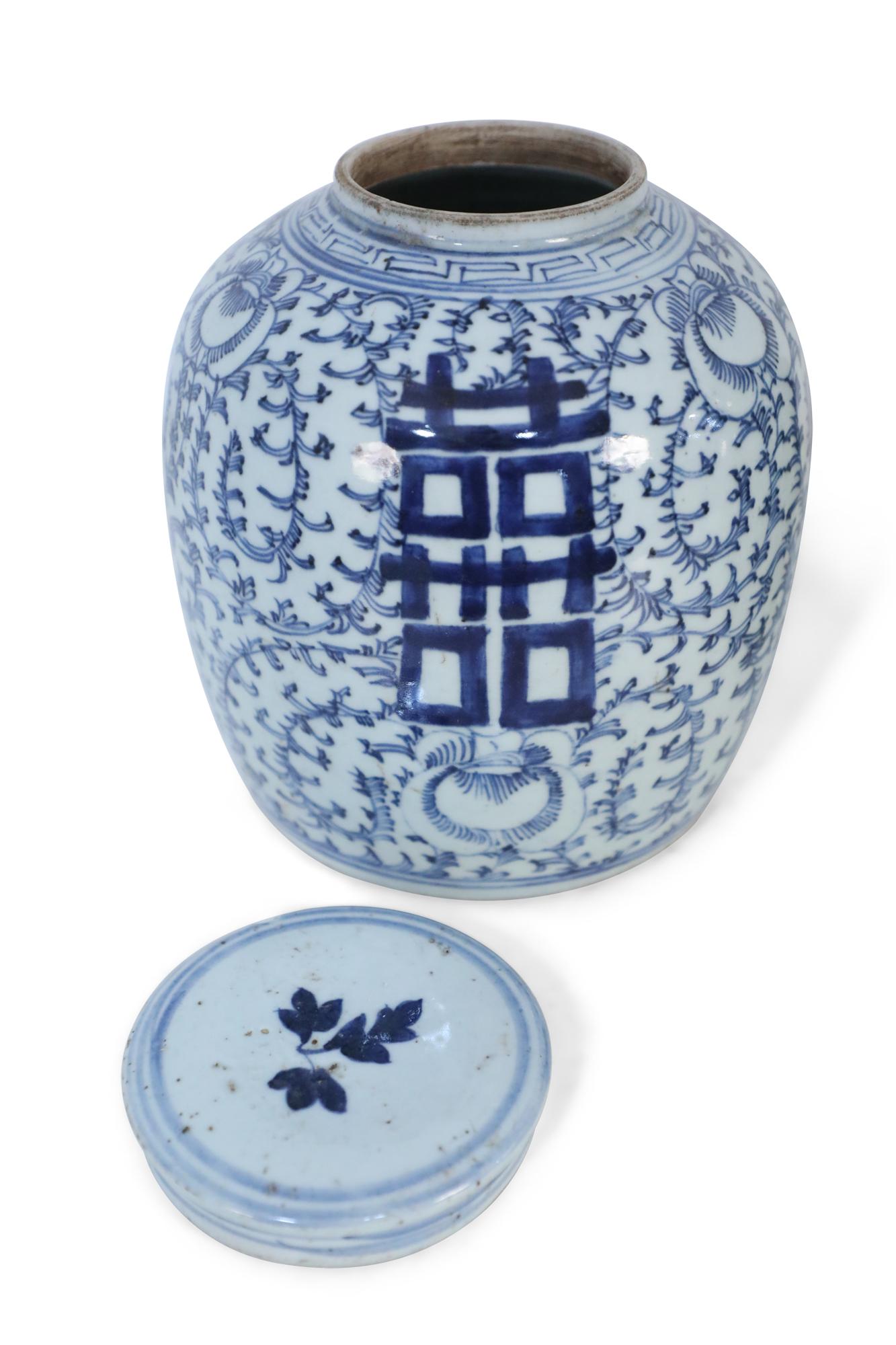 Pair of Chinese Blue and White Floral Lidded Ginger Jar Vases In Good Condition For Sale In New York, NY