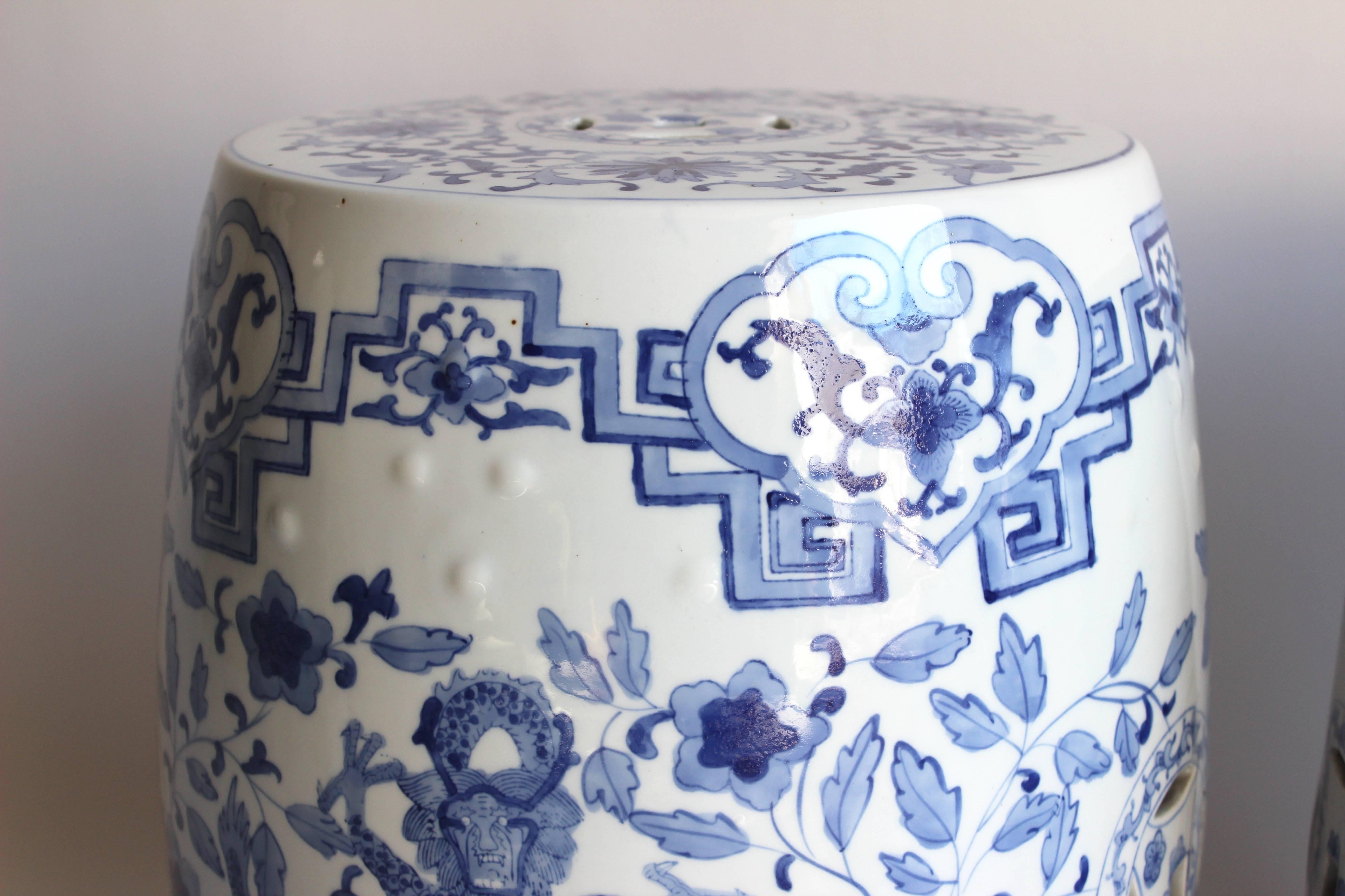 Paar chinesische Gartenhocker in Blau und Weiß 5