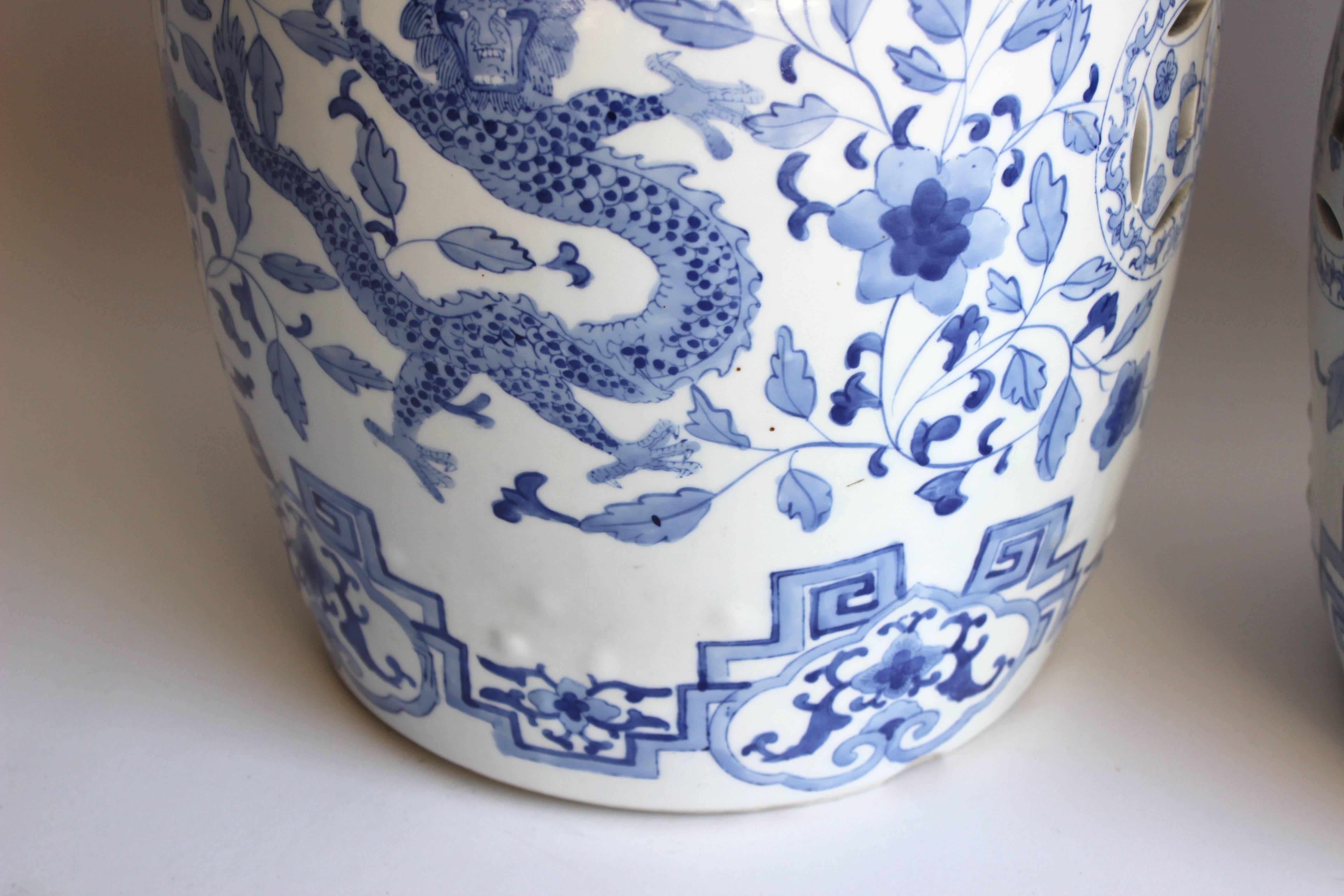 Paar chinesische Gartenhocker in Blau und Weiß 6