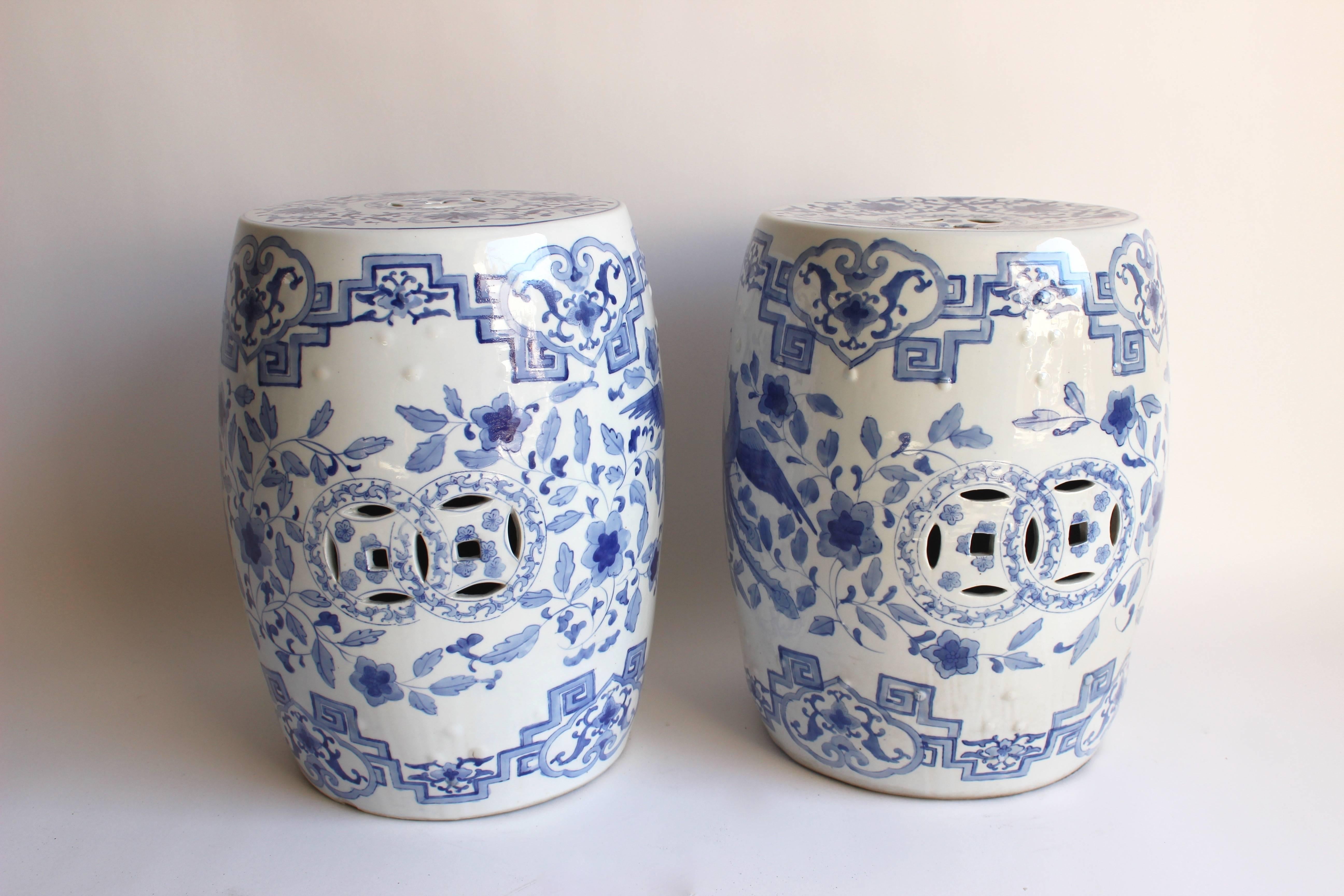 Paar chinesische Gartenhocker in Blau und Weiß 7