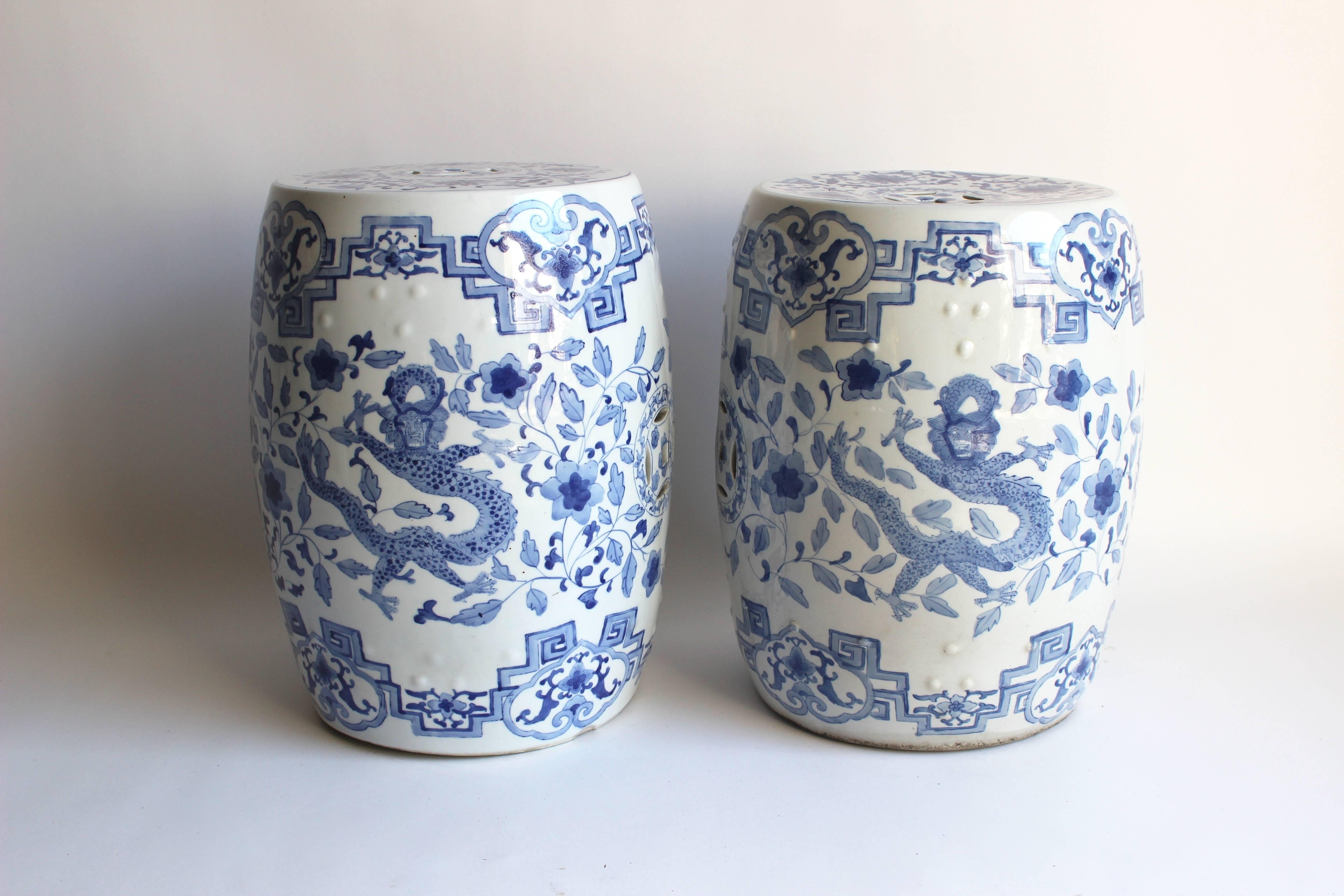 Paar chinesische Gartenhocker in Blau und Weiß (Chinesisch)