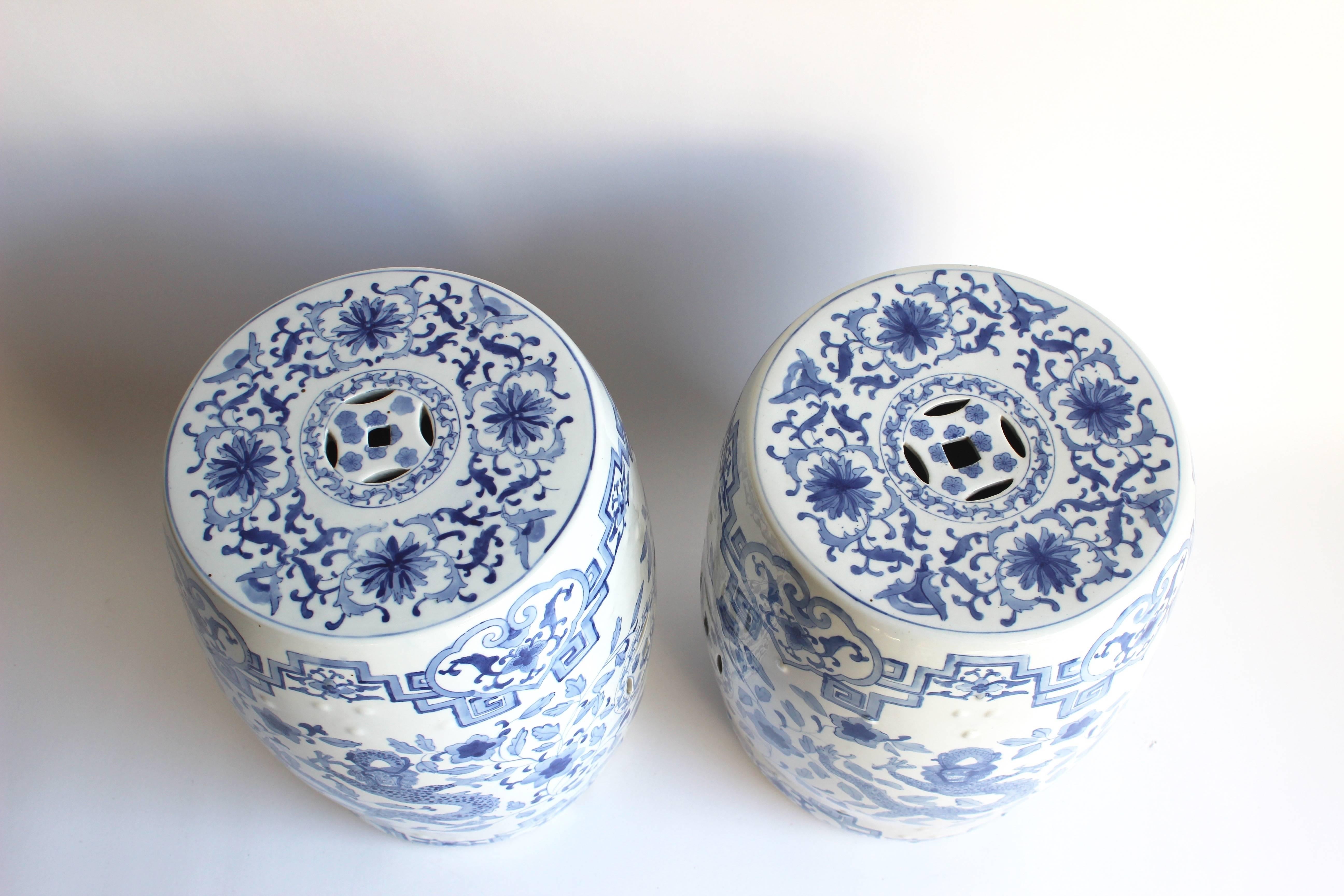 Paar chinesische Gartenhocker in Blau und Weiß im Zustand „Hervorragend“ in East Hampton, NY