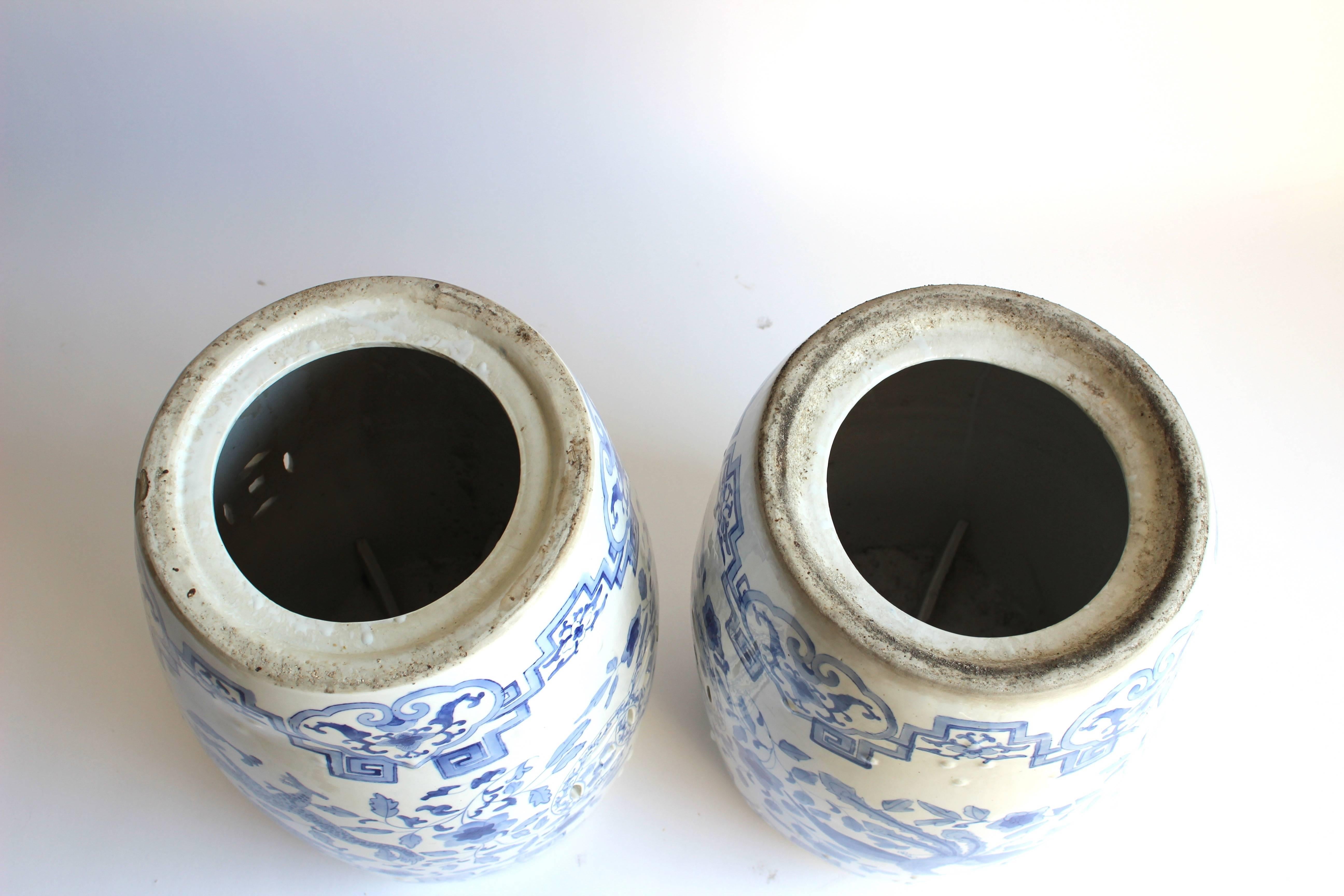 Paar chinesische Gartenhocker in Blau und Weiß (20. Jahrhundert)