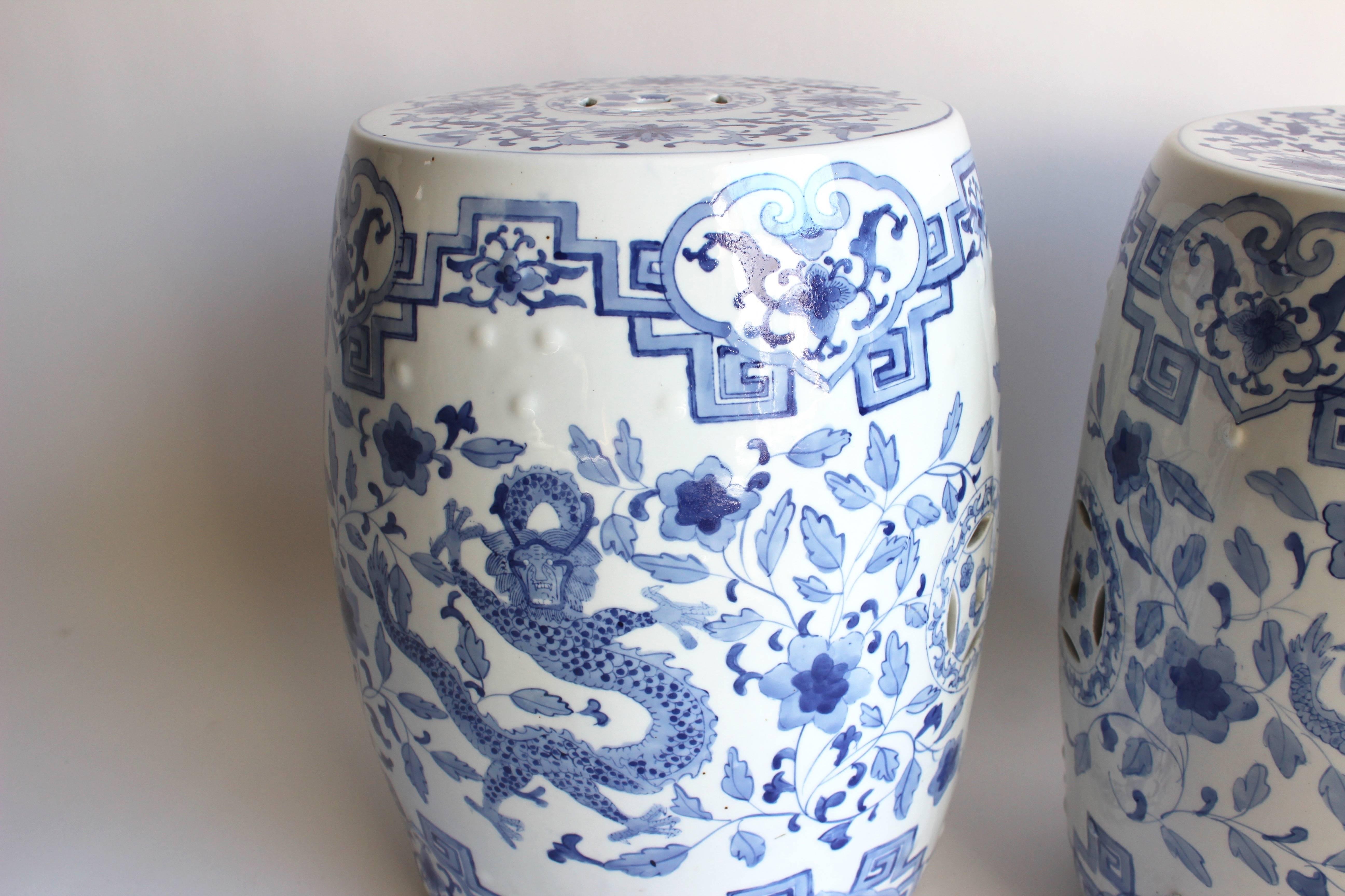 Paar chinesische Gartenhocker in Blau und Weiß 2